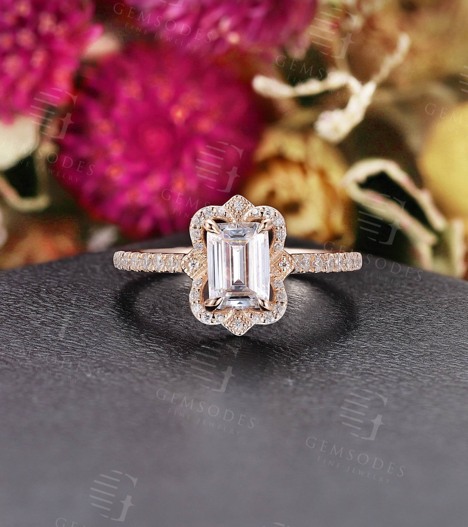 Moissanite Verlobungsring Vintage Rose Gold Smaragdschliff Ring Diamant Halo Half Eternity Braut Art Deco Jubiläum Versprechen Ring von GemsOdes