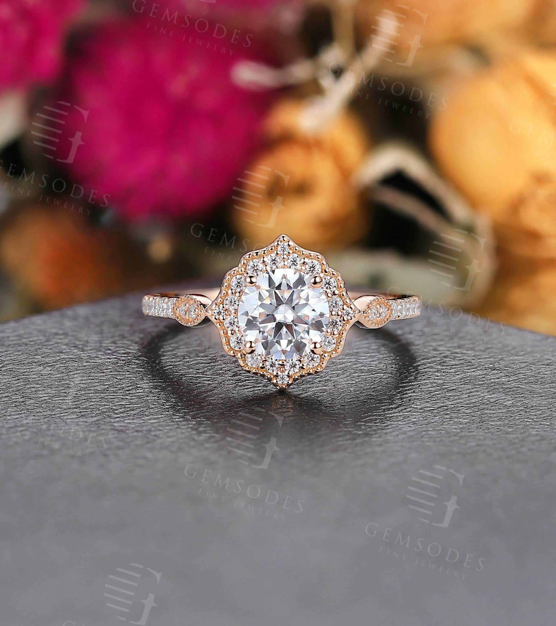 Moissanite Verlobungsring Vintage Rundschliff Rose Gold Ring Braut Diamant Halo Half Eternity Art Deco Milgrain Anniversarey von GemsOdes
