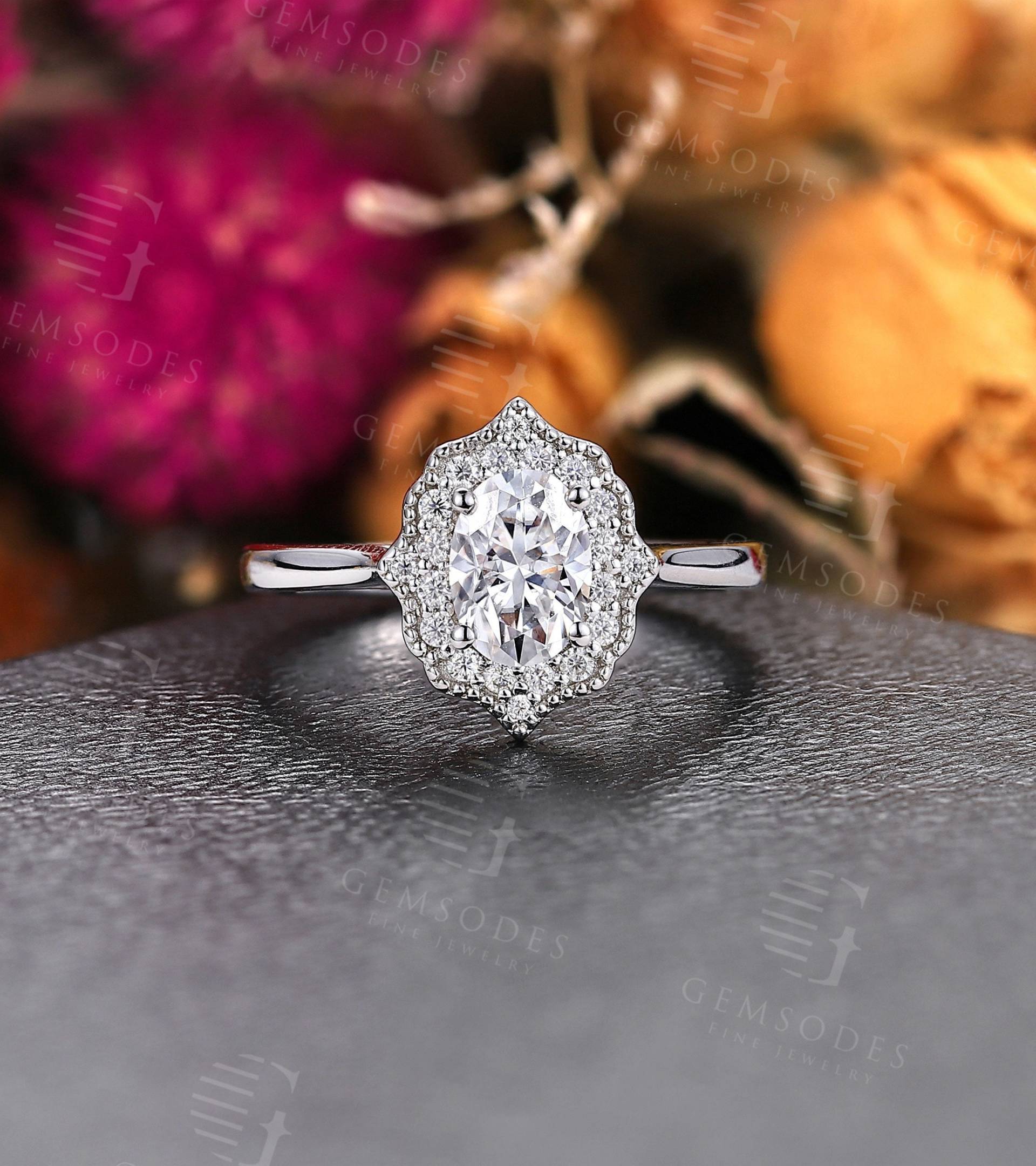 Moissanite Verlobungsring Vintage Weißgold Oval Schliff Ring Braut Diamant Halo Art Deco Milgrain Prong Set Jubiläum Versprechen Ring von GemsOdes