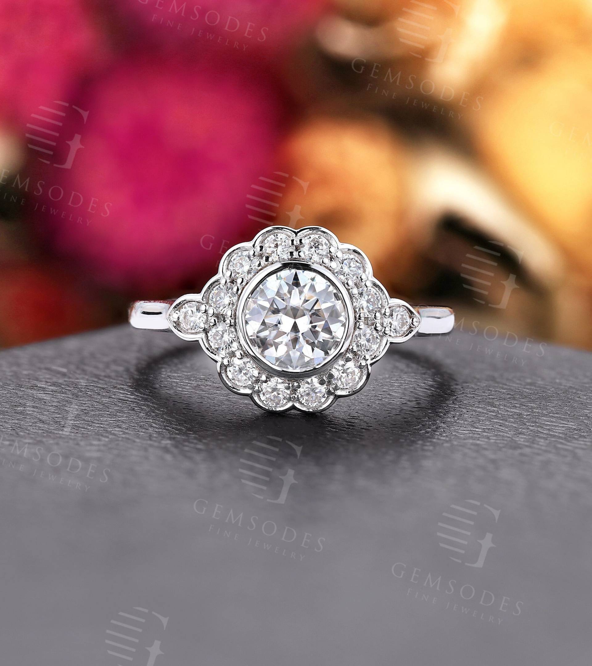 Moissanite Verlobungsring Vintage Weißgold Rundring Antike Lünette Gesetzter Ring Diamant Halo-Ring Brautring Art-Deco-Jubiläum von GemsOdes