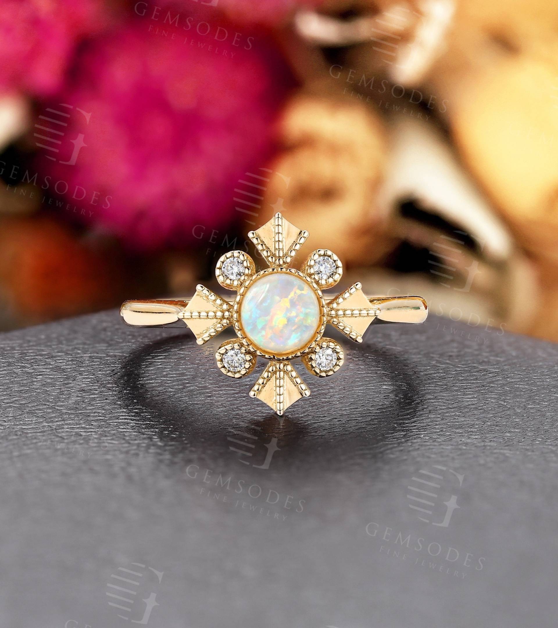 Natürlicher Opal Verlobungsring Runde Form Gelbgold Diamant Seite Stein Ring Rosegold Milgrain Lünette Set von GemsOdes