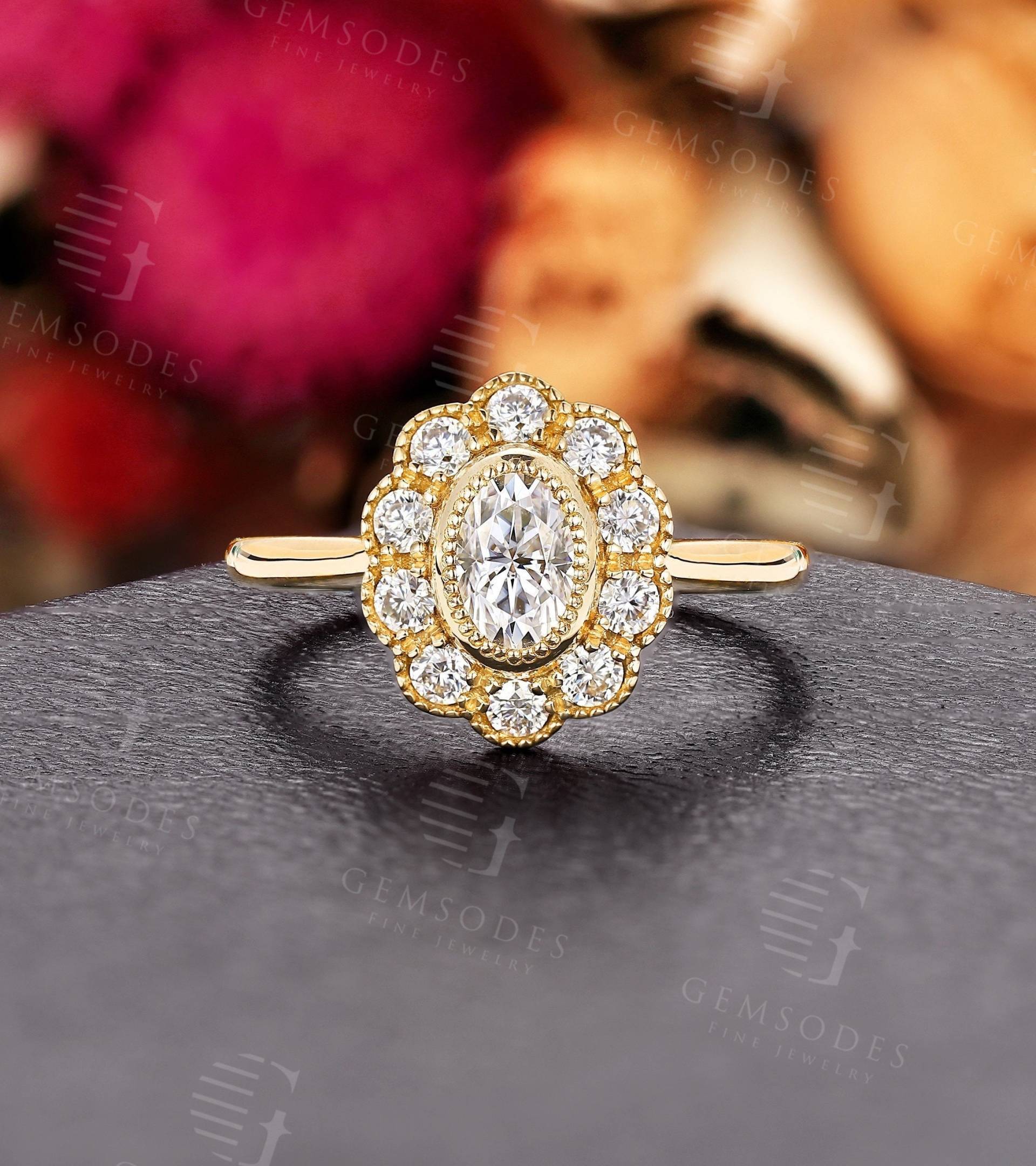 Oval Geschliffener Moissanit Verlobungsring Cluster Gelbgold Ring Floraler Bezel Milgrain Moissanit/Diamant Seite Stein von GemsOdes