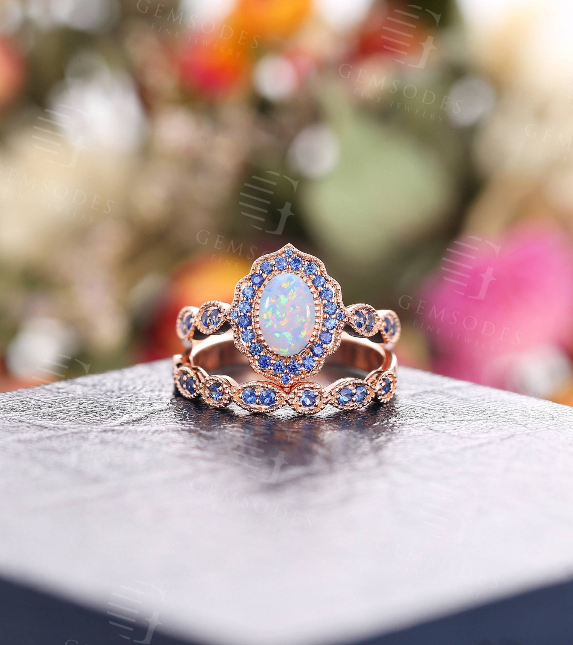 Oval Geschliffener Opal Verlobungsring Set Vintage Rose Gold Natürlicher Saphir Ring Halo Halbe Ewigkeit Braut Art Deco Jahrestag von GemsOdes