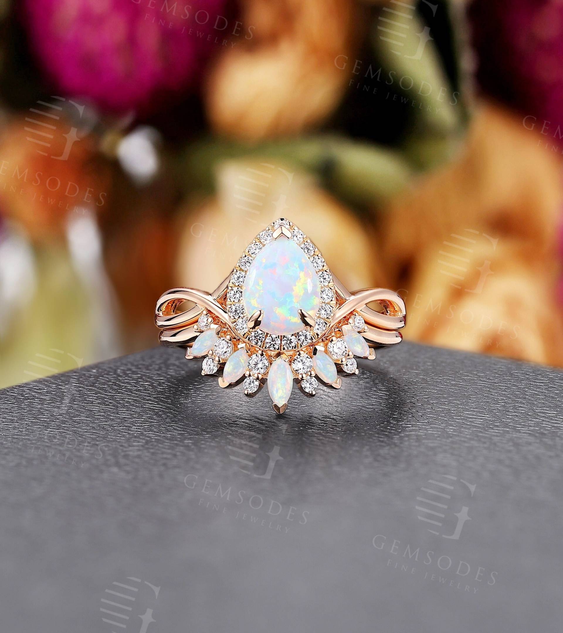 Pear Lab Opal Verlobungsring Set Rose Gold Twisted Ring Braut Marquise Schliff Natürlichen Ehering Moissanite Diamant Halo von GemsOdes