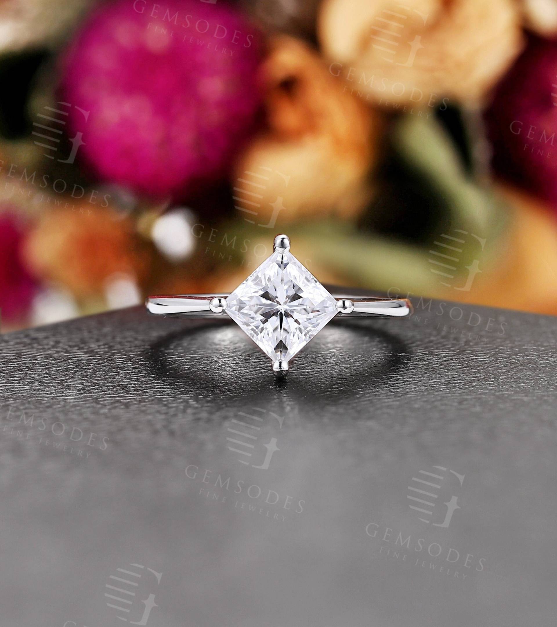 Princess Cut Moissanite Verlobungsring Art Deco Weißgold Solitärring Braut Einzigartiger Prong Set Ring Jubiläum Versprechen Ring von GemsOdes