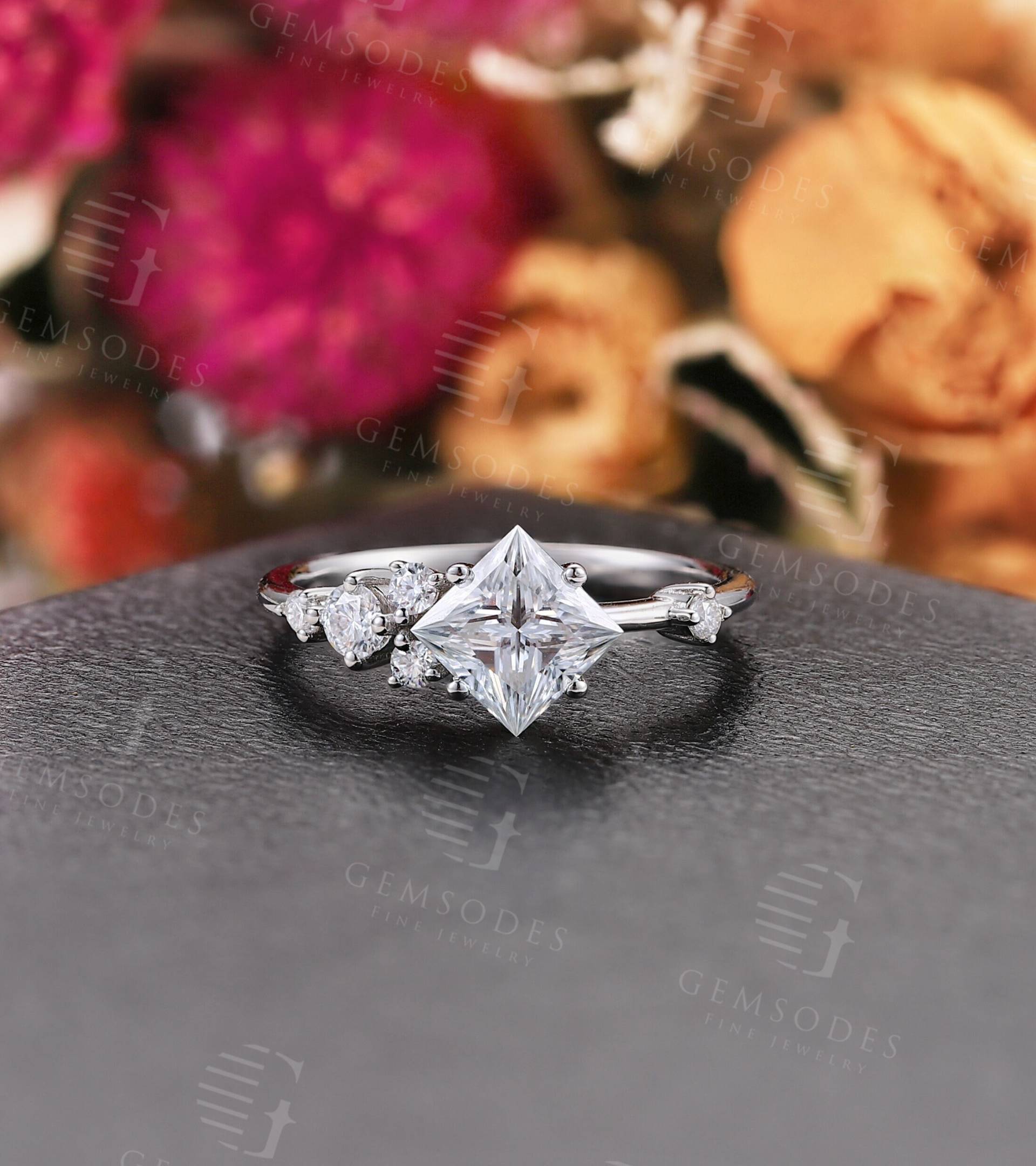 Princess Cut Moissanite Verlobungsring Vintage Weißgold Ring Braut Art Deco Diamant Cluster Krappenset Jubiläumsring von GemsOdes