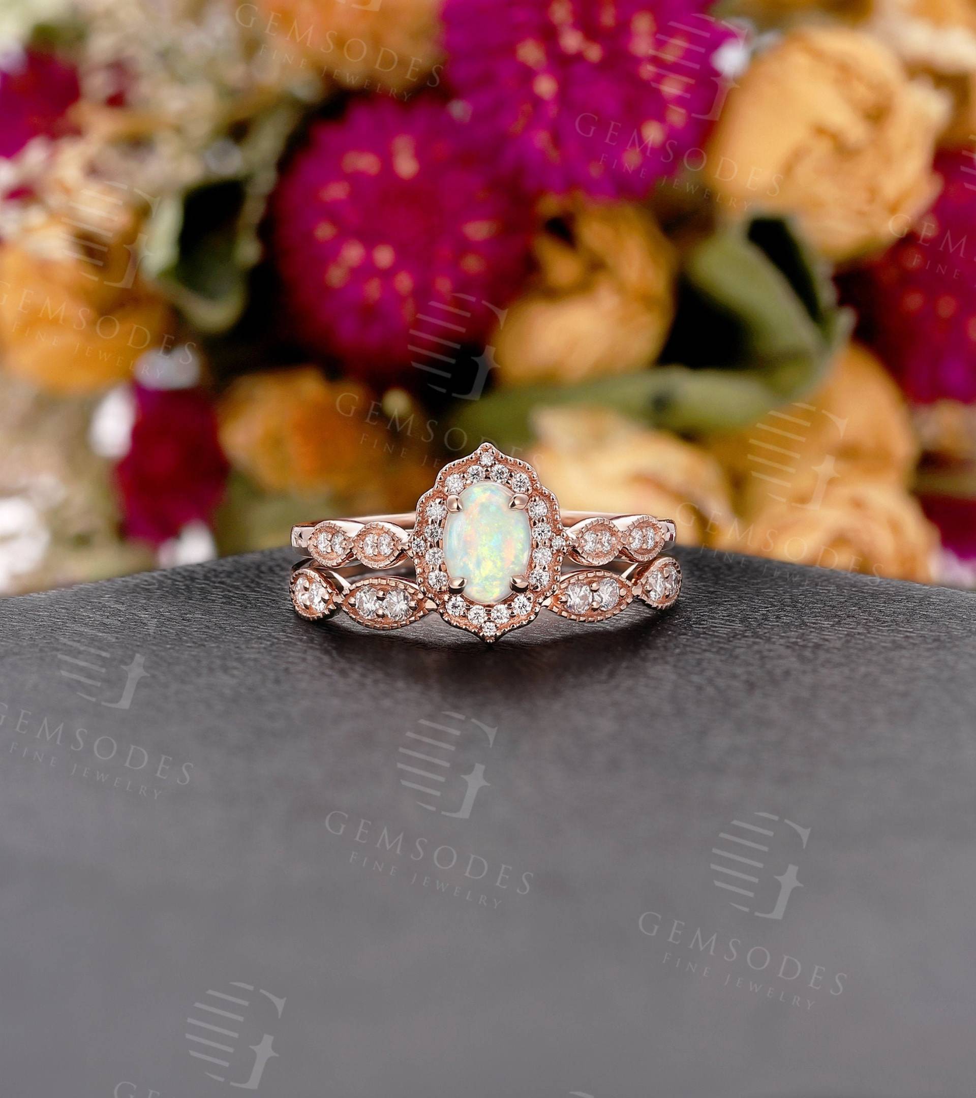 Roségold Weiß Opal Verlobungsring Set Vintage Diamant Hochzeit Oval Schliff Antik Unikat Milgrain Jubiläumsringe von GemsOdes