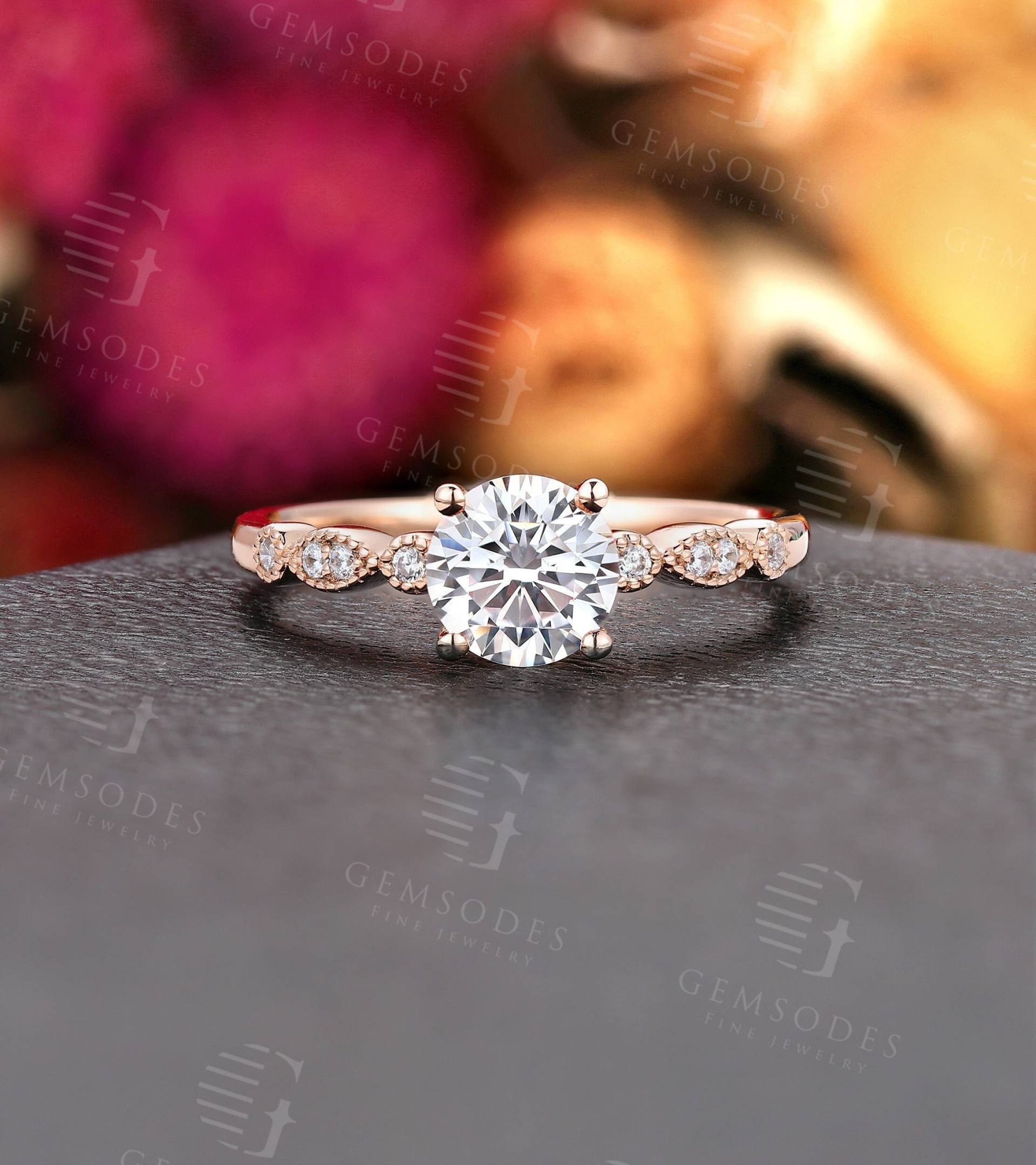 Runde Form Moissanite Verlobungsring Rose Gold Half Eternity Milgrain Ring Runder Zacken Set von GemsOdes