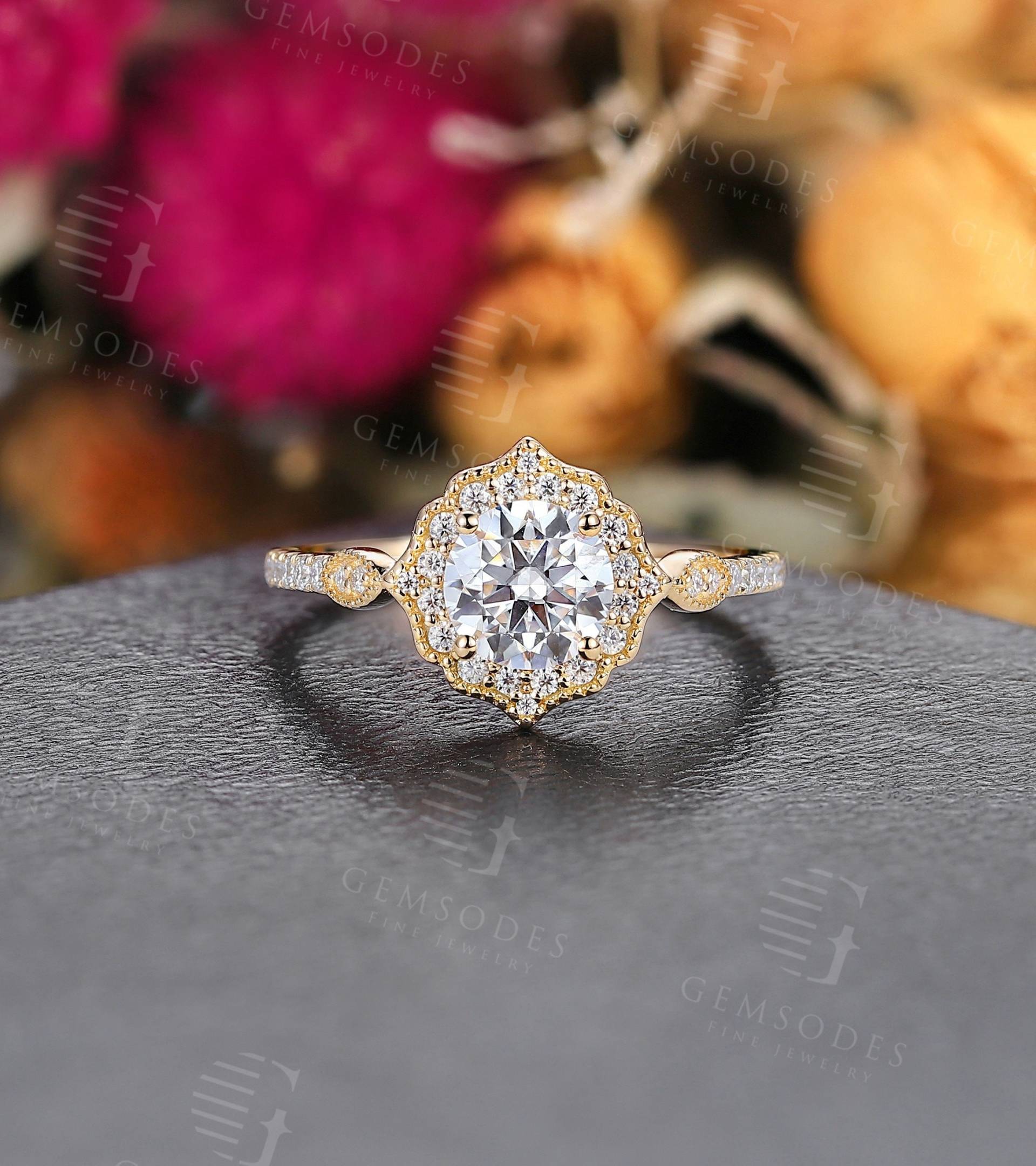 Rundschliff Moissanite Verlobungsring Vintage Gelb Gold Ring Braut Diamant Halo Half Eternity Art Deco Milgrain Jubiläumsring von GemsOdes