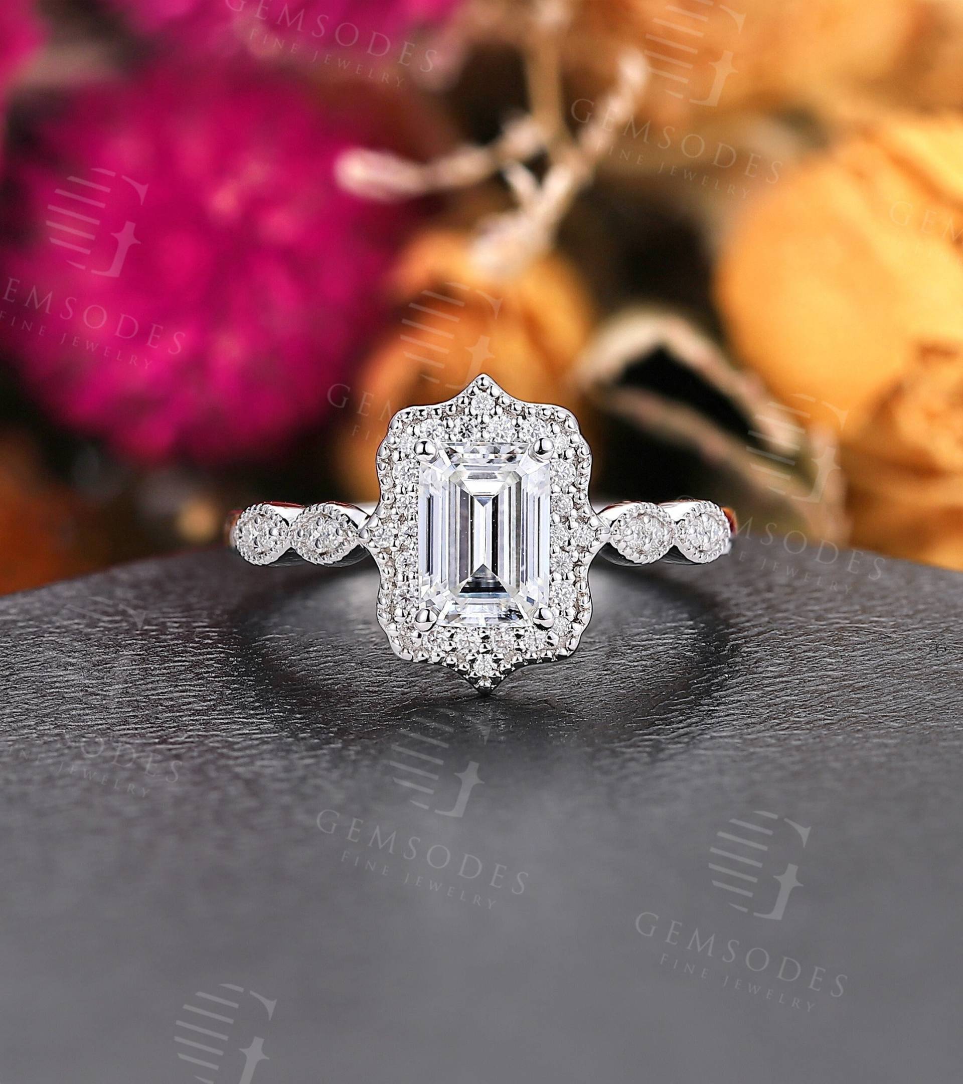 Smaragdschliff Moissanite Verlobungsring Vintage Weißgold Diamant Halo Milgrain Ring Half Eternity Art Deco Krappenset Jubiläumsring von GemsOdes