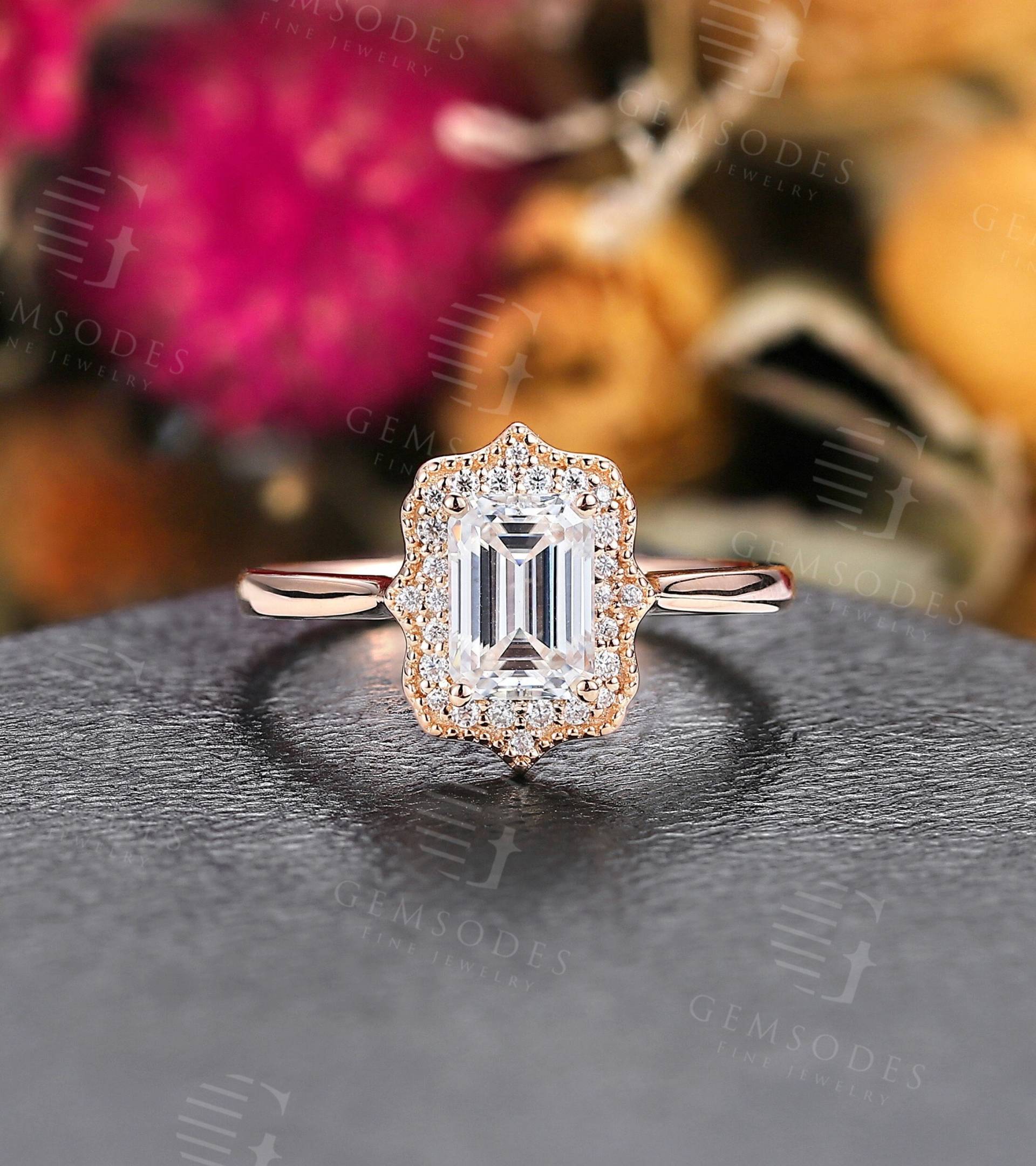 Smaragdschliff Moissnaite Verlobungsring Vintage Rose Gold Diamant Halo Brautring Art Deco Krappenset Antiker Ring Jahrestag Versprechen von GemsOdes