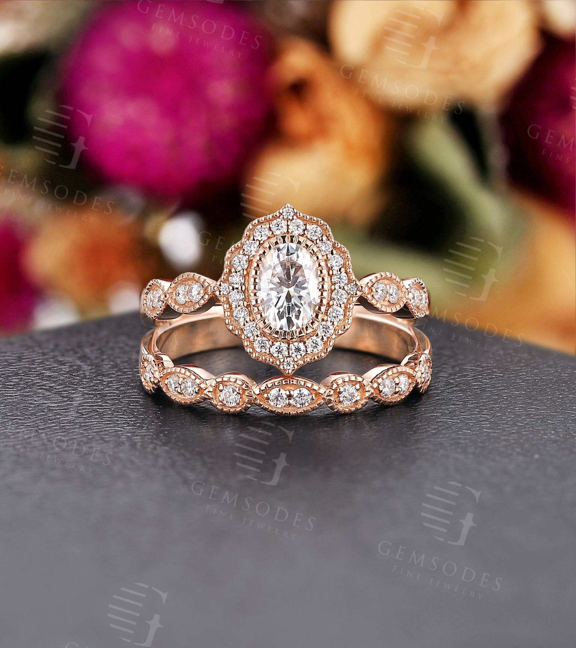 Vintage Moissanit Verlobungsring Set Ovalschliff Rosegold Ring Diamant Halo Milgrain Halbe Ewigkeit Ringe Braut Jahrestag von GemsOdes