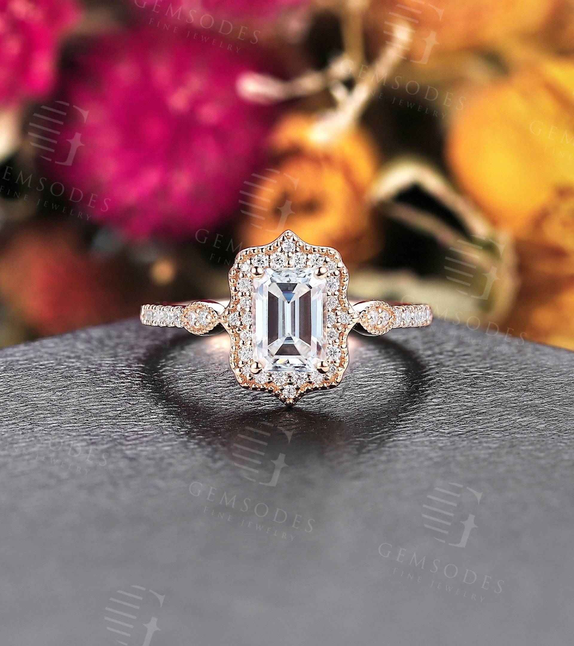 Vintage Moissanit Verlobungsring Smaragd Schliff Rose Gold Ring Diamant Halo Milgrain Halbe Ewigkeit Art Deco Jahrestag Versprechen von GemsOdes