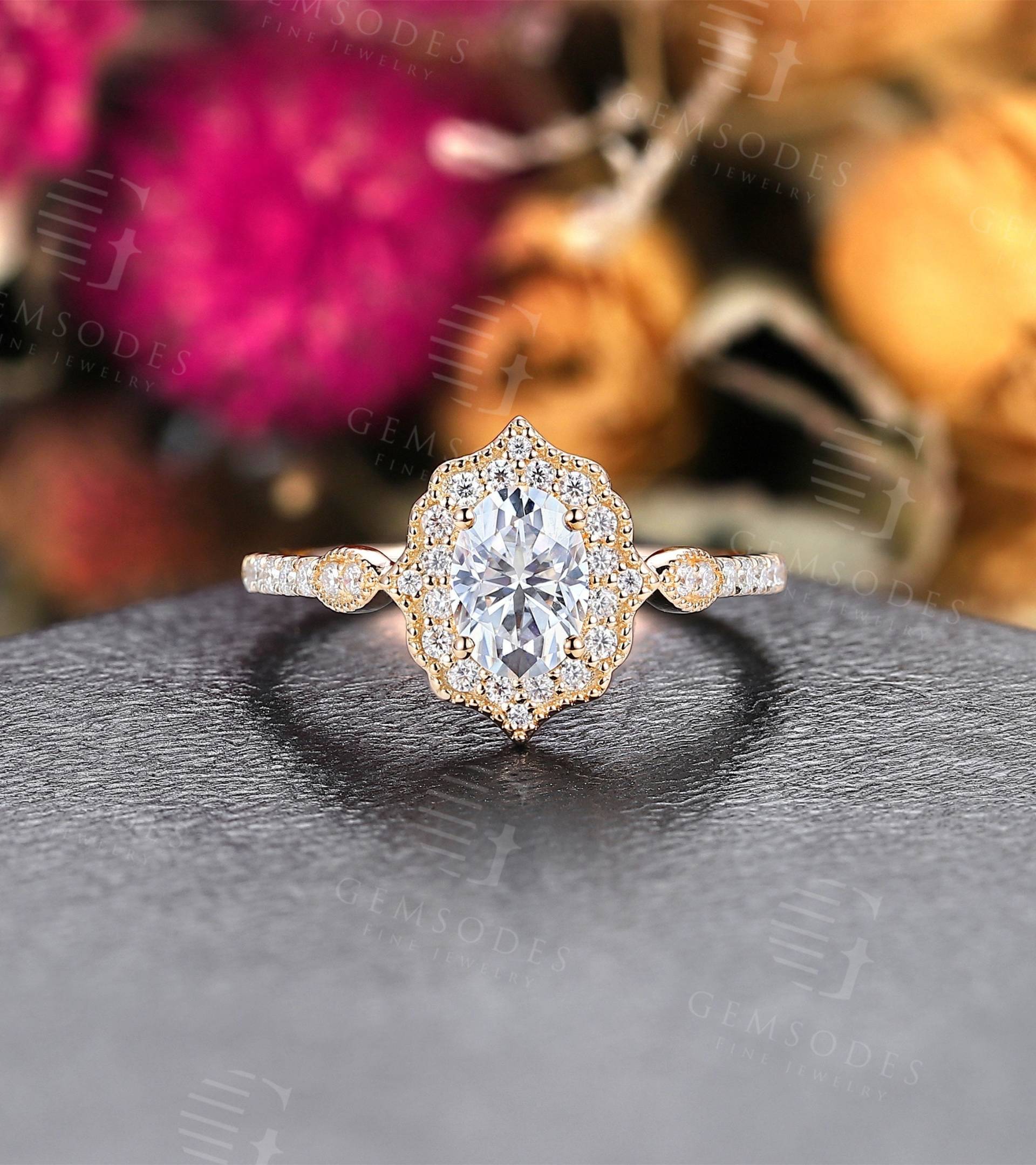 Vintage Moissanite Verlobungsring Rose Gold Ovalschliff Ring Braut Diamant Halo Milgrain Halb Eternity Art Deco Jubiläumsring von GemsOdes