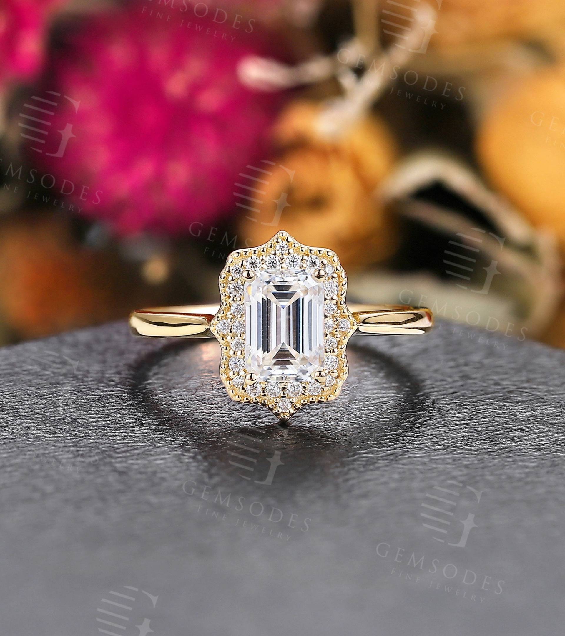 Vintage Moissanite Verlobungsring Smaragdschliff Ring Gelbgold Braut Art Deco Krappen Diamant Halo Milgrain Jubiläumsring von GemsOdes