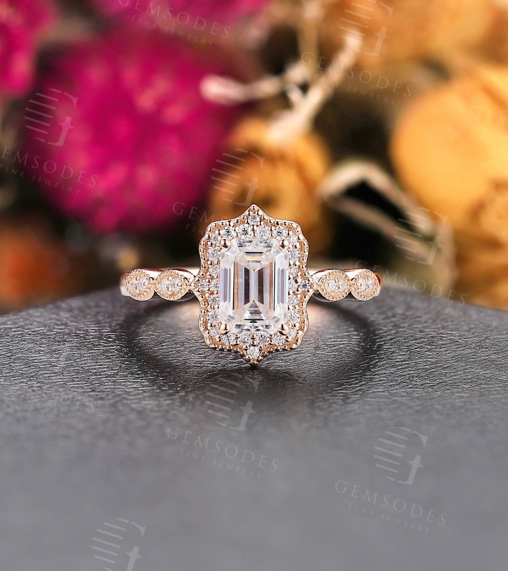 Vintage Moissanite Verlobungsring Smaragdschliff Rose Gold Art Deco Diamant Halo Milgrain Half Eternity Ring Braut Versprechen Jubiläumsring von GemsOdes