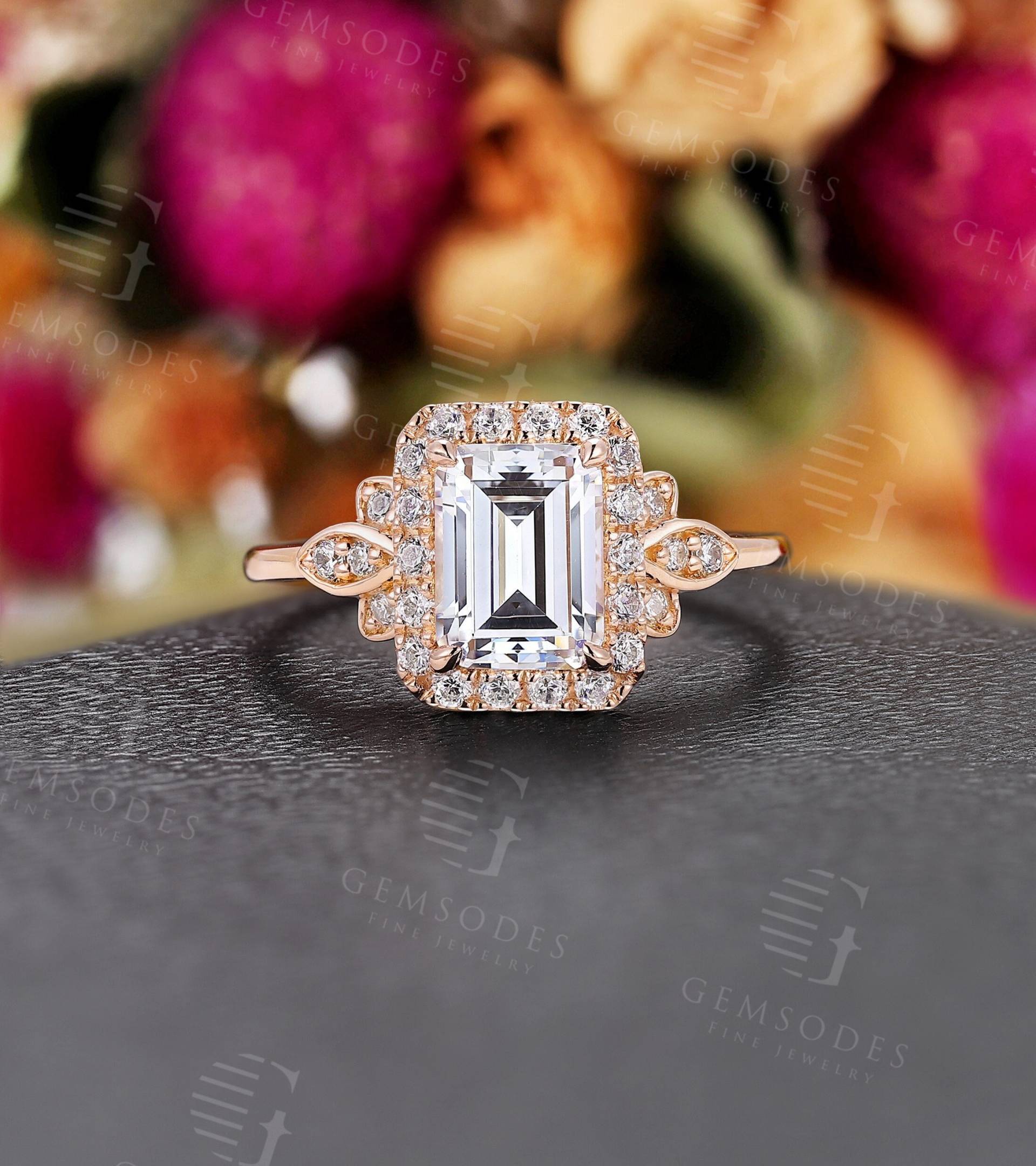 Vintage Moissanite Verlobungsring Smaragdschliff Rose Gold Ring Halo Diamant Cluster Antiken Versprechen von GemsOdes