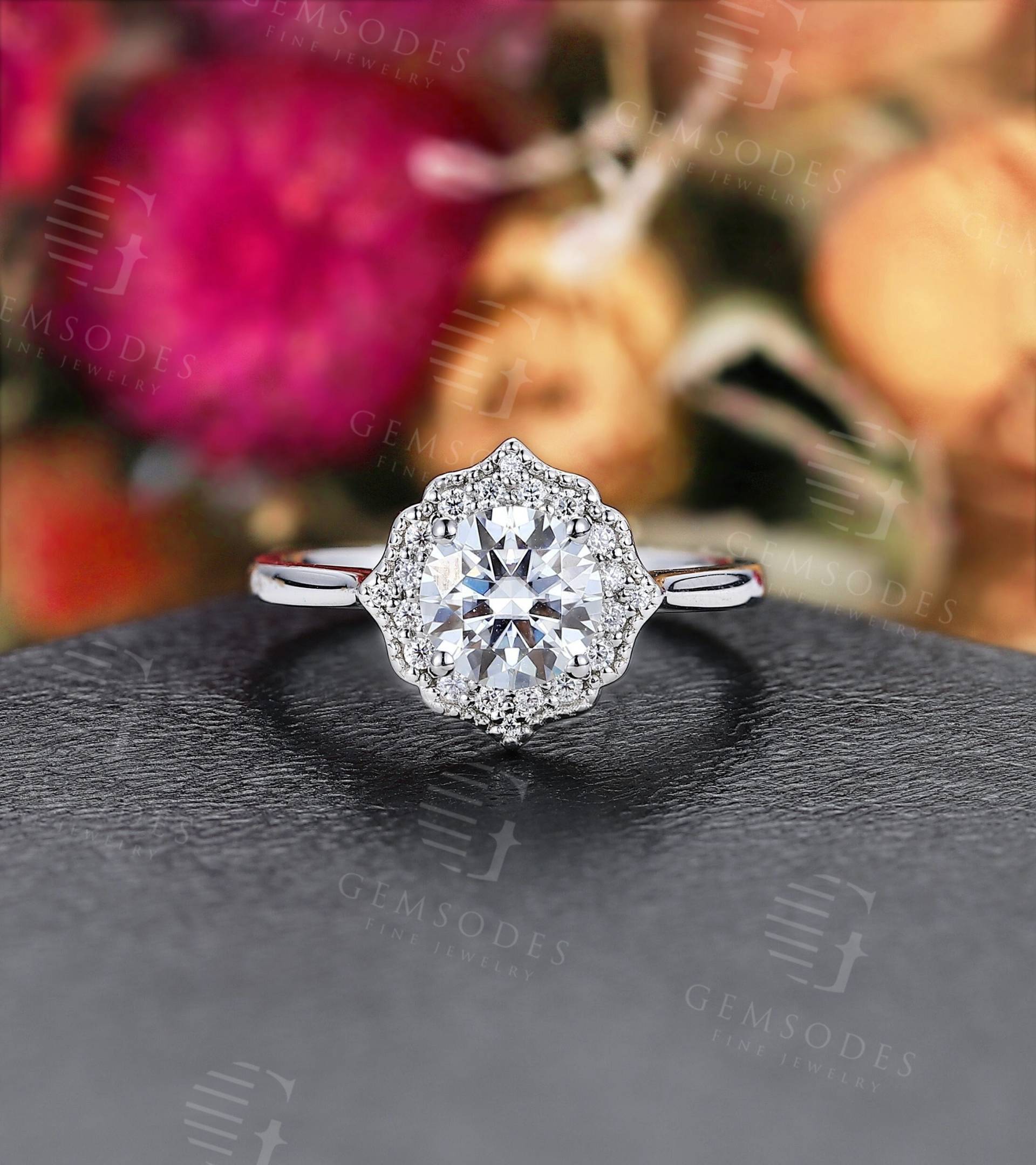 Vintage Moissanite Verlobungsring Weißgold Rundschliff Ring Braut Diamant Halo Milgrain Art-Deco-Zinken-Set Versprechen Jubiläumsring von GemsOdes