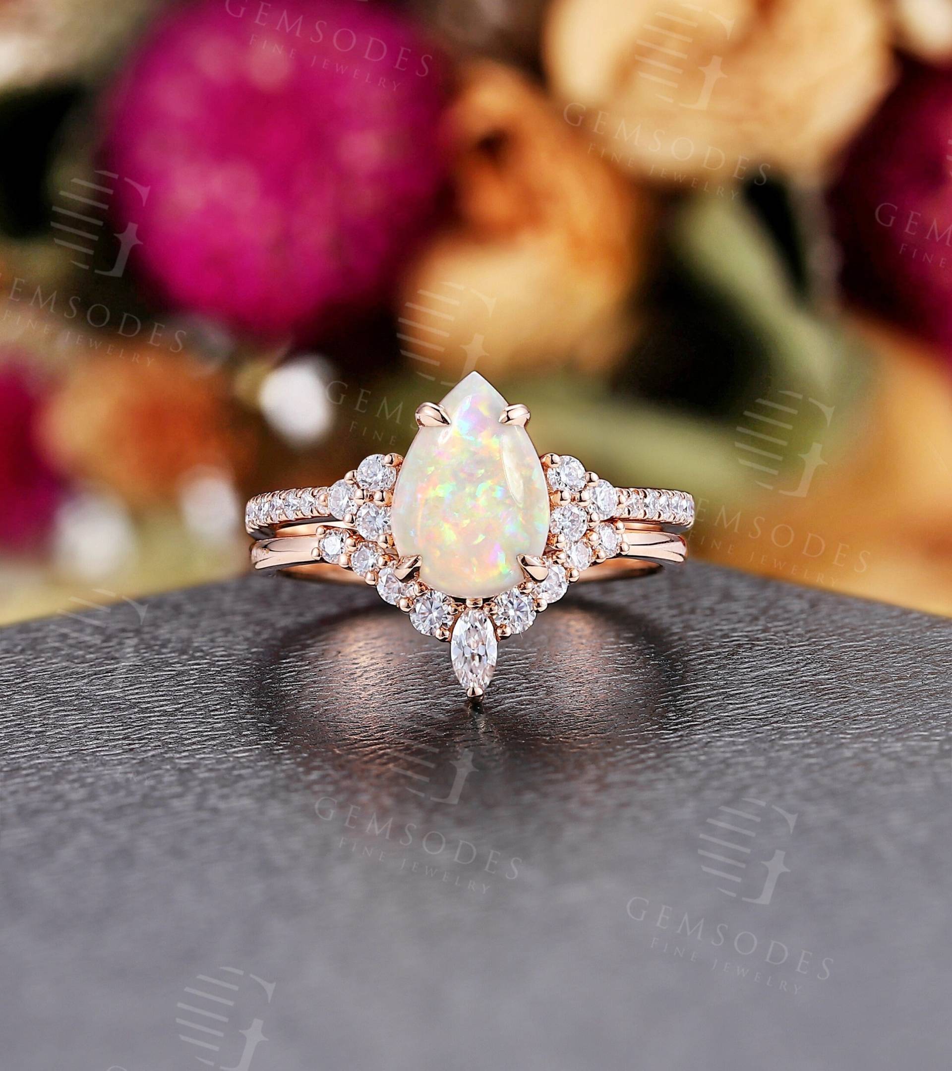 Vintage Opal Verlobungsring Set Birnenschliff Rose Gold Ring Art Deco Halbe Eternity Braut Geschwungene Eheringe Jahrestag Versprechen von GemsOdes
