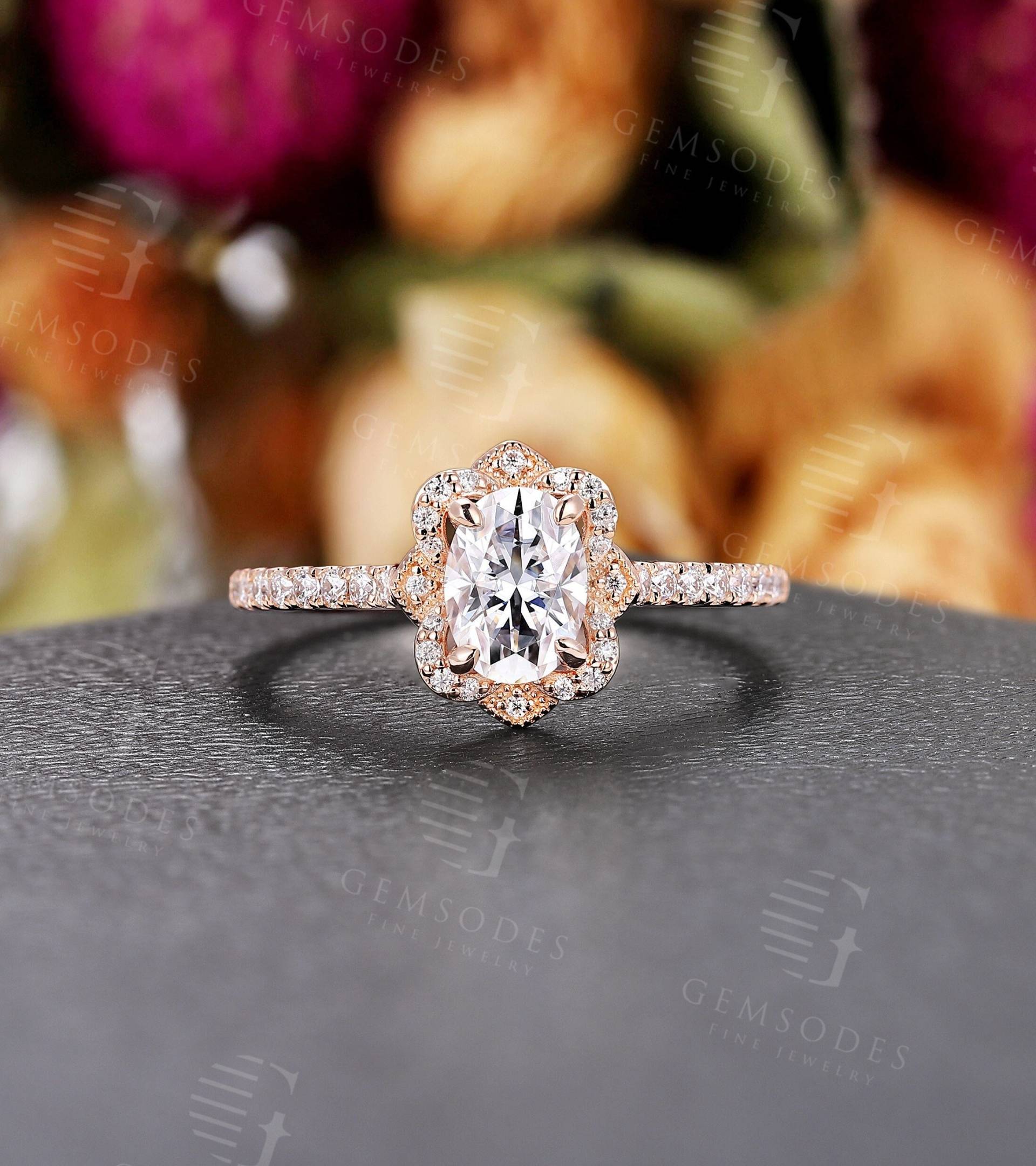 Vintage Ovale Form Moissanite Verlobungsring Rose Gold Ring Halbe Ewigkeit Ebnen Band Floraler Zacken-Set Weißgold Fassung von GemsOdes