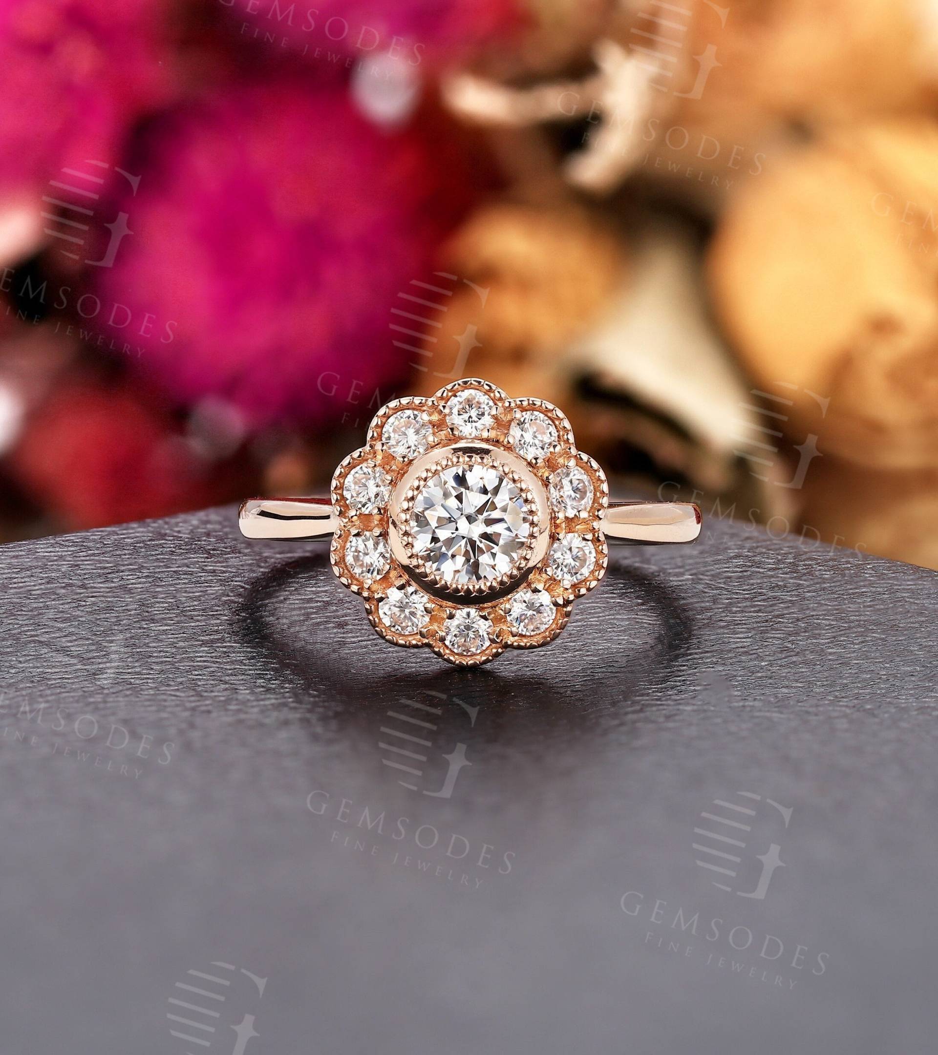 Vintage Rundschnitt Moissanite Verlobungsring Rose Gold Diamant Halo Ring Braut Floral Milgrain Art Deco Lünette Set Jubiläumsring von GemsOdes