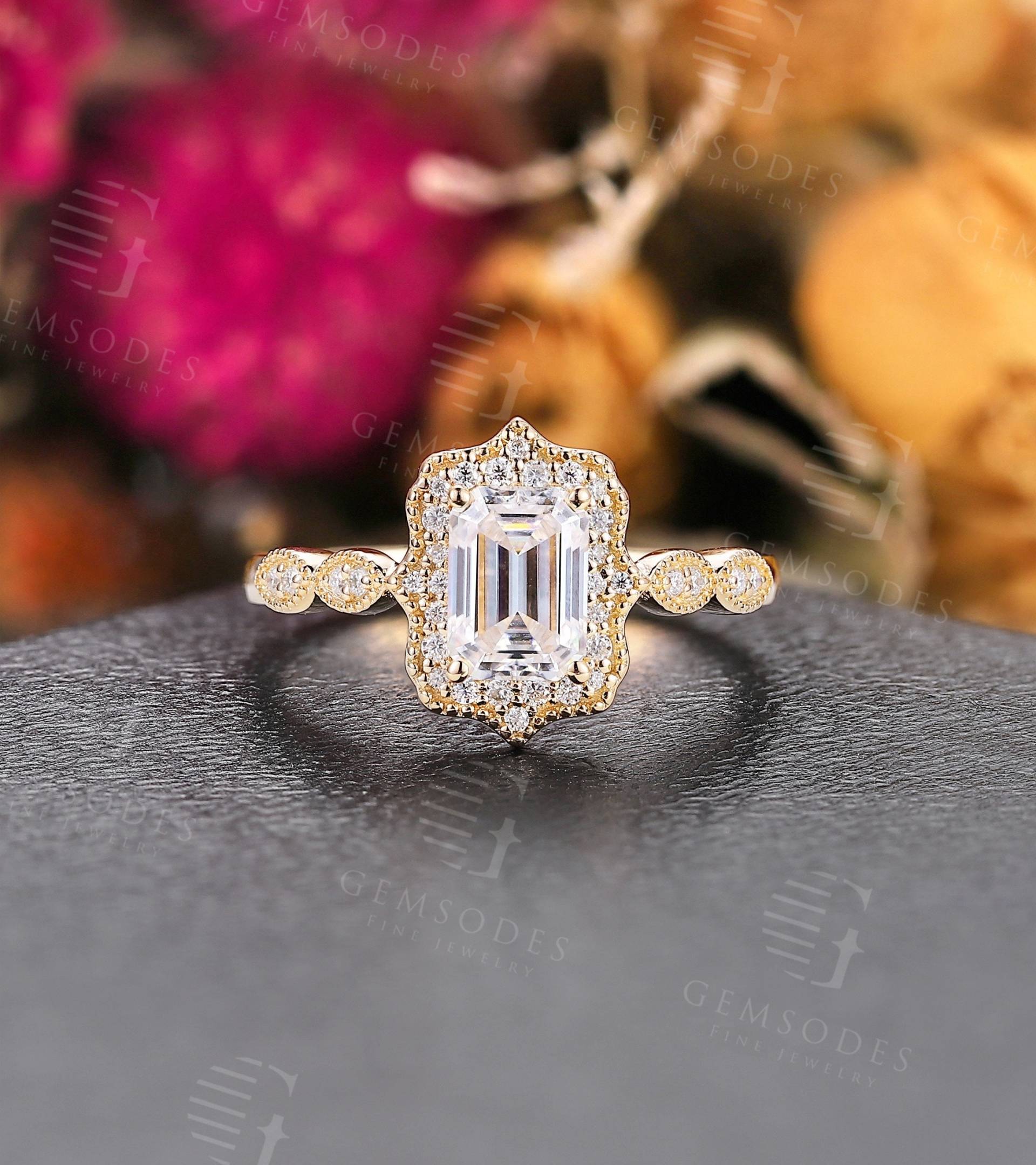 Vintage Smaragdschliff Moissanite Verlobungsring Gelbgold Ring Braut Diamant Halo Milgrain Art Deco Jahrestag Versprechen Ring von GemsOdes