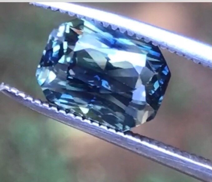 Petrolfarbener Saphir 2.67 Karat, Unbehandelt von GemsOfCeylon
