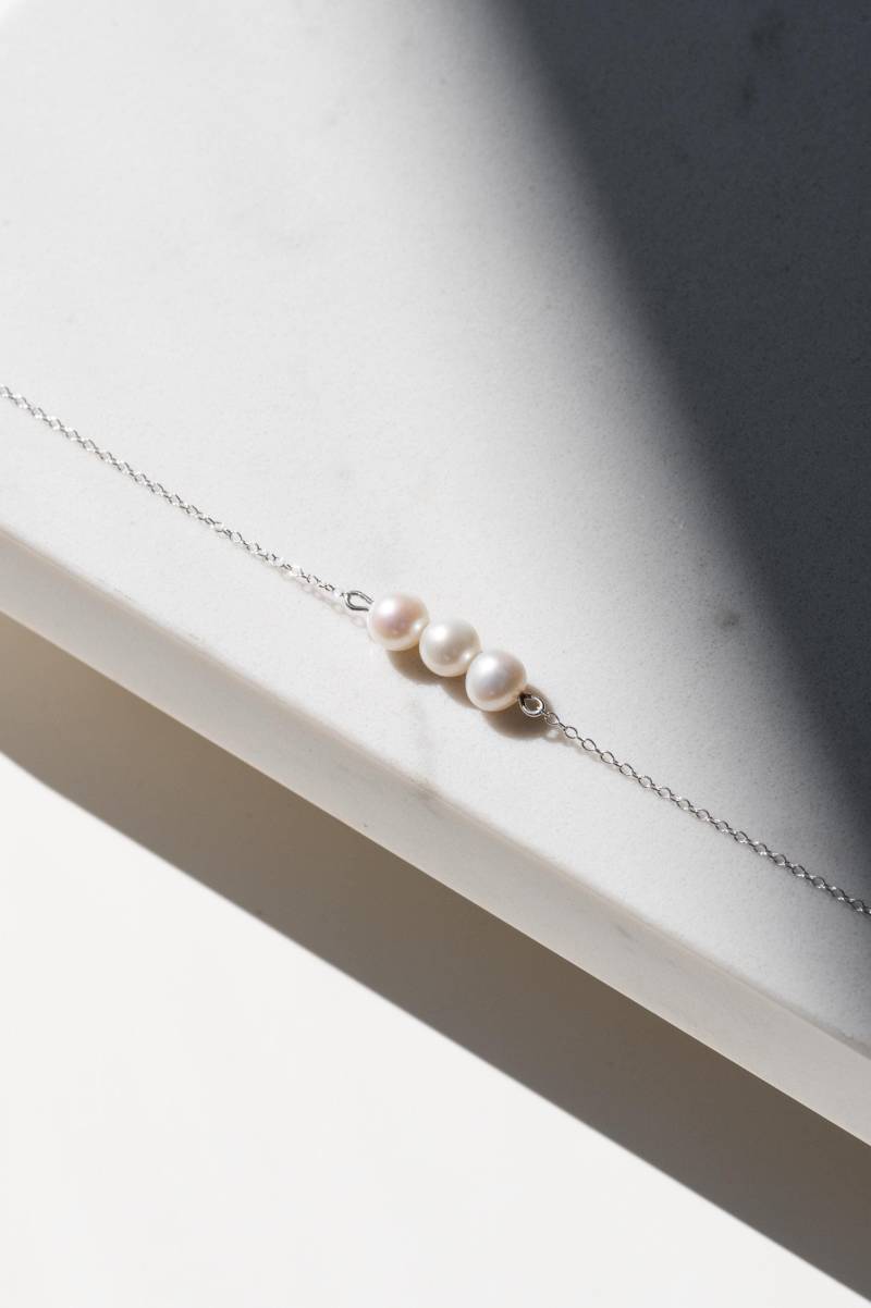 Drei Perlenkette - Sterling Silber Drei Perlenkette - Sterling Silber von GemsandJuniper
