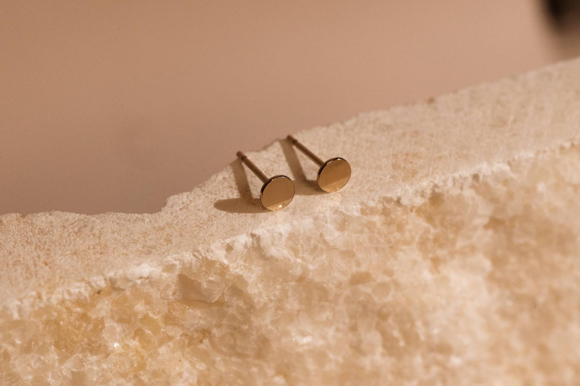 Flache Runde Ohrstecker - 14K Gold Filled Flache Runde Ohrstecker - 14K Gold Filled von GemsandJuniper