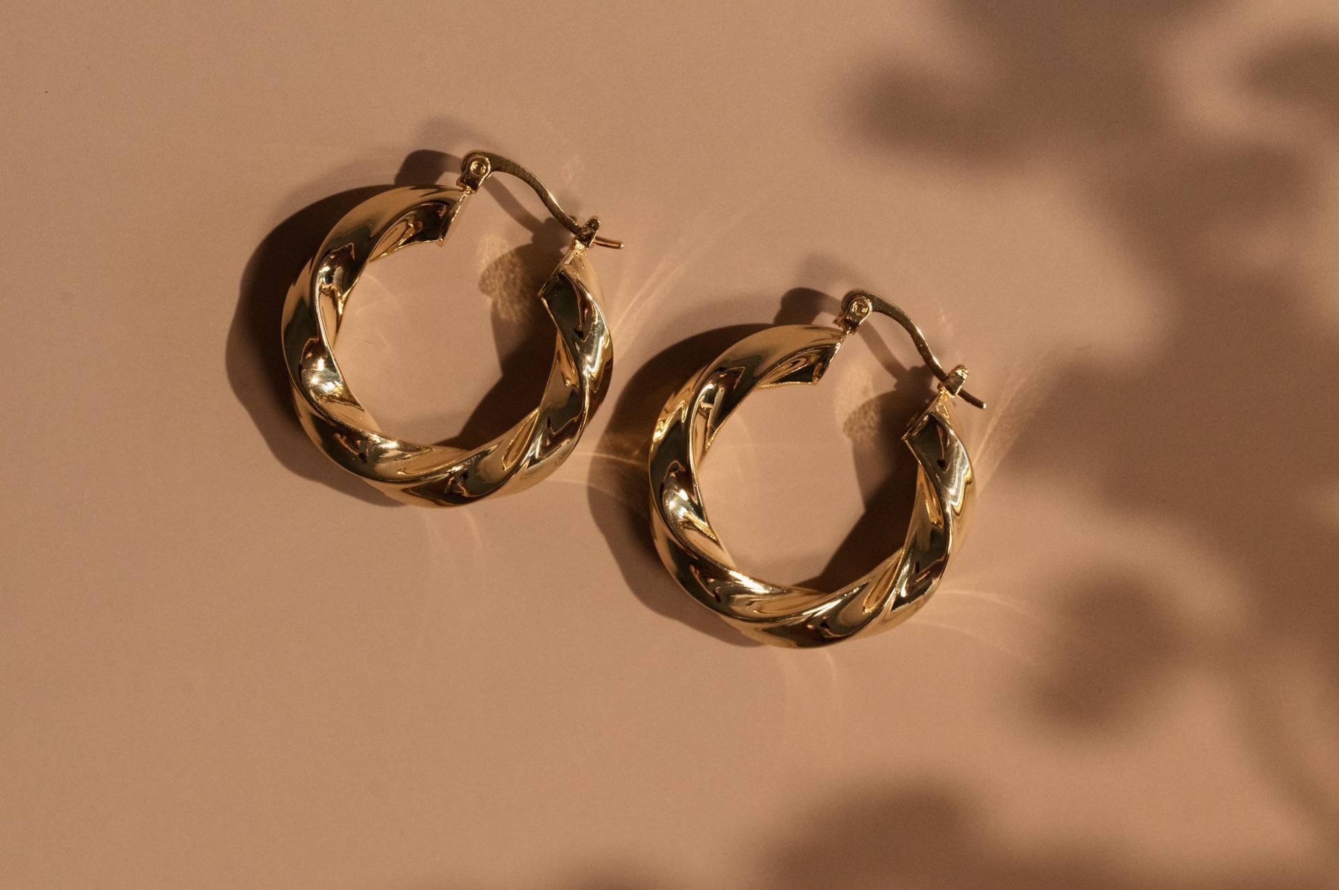 Gedrehte Creolen - 14K Gold Filled Gedrehte Creolen - 14K Gold Filled von GemsandJuniper
