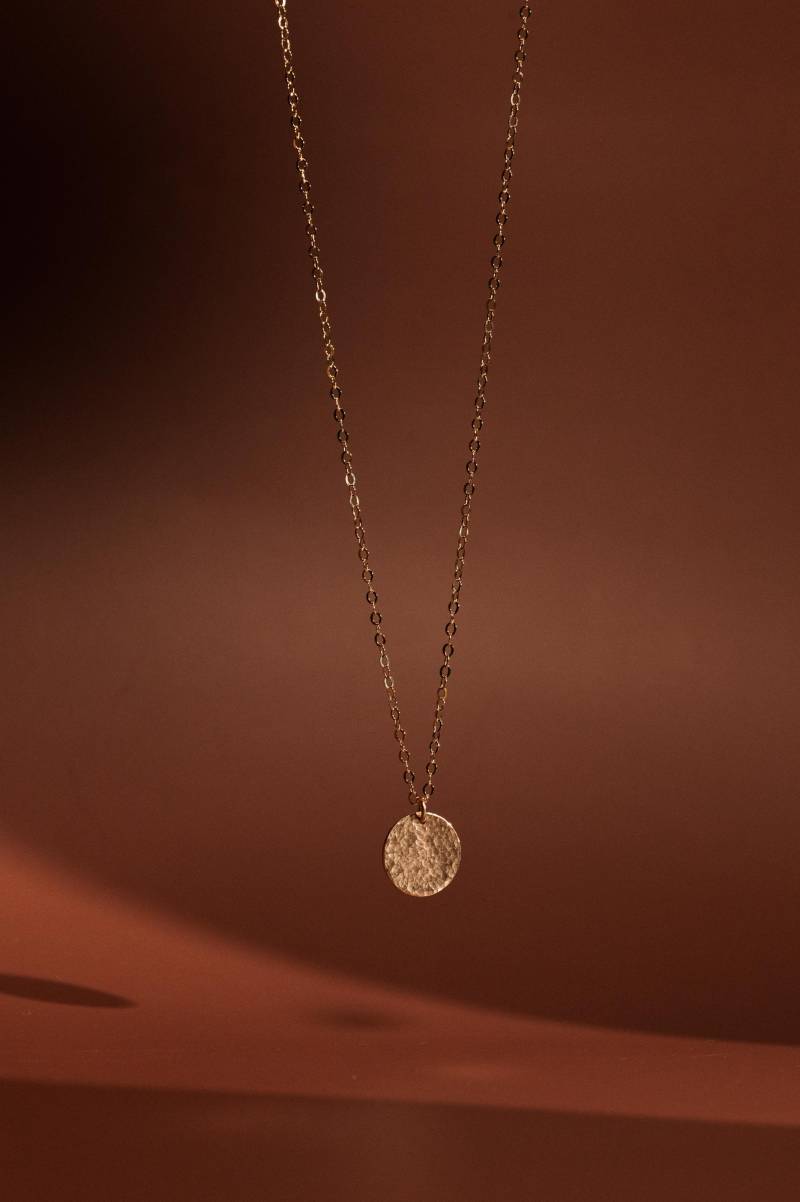 Gehämmerte Medaillon Halskette - 14K Gold Filled Gehämmerte Medaillon Halskette - 14K Gold Filled von GemsandJuniper