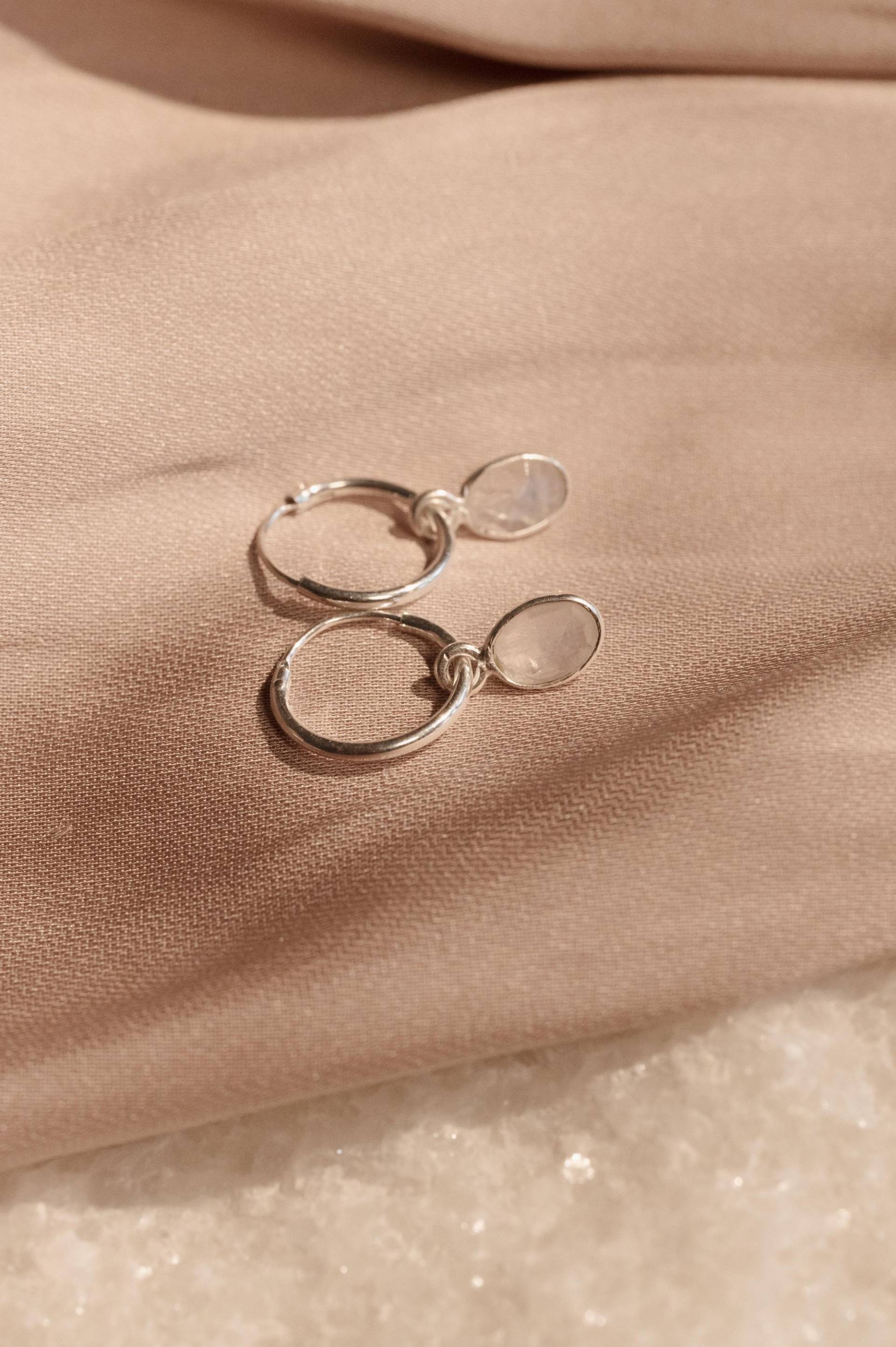 Mondstein Huggie Creolen - Sterling Silber Mondstein Huggie Creolen - Sterling Silber von GemsandJuniper