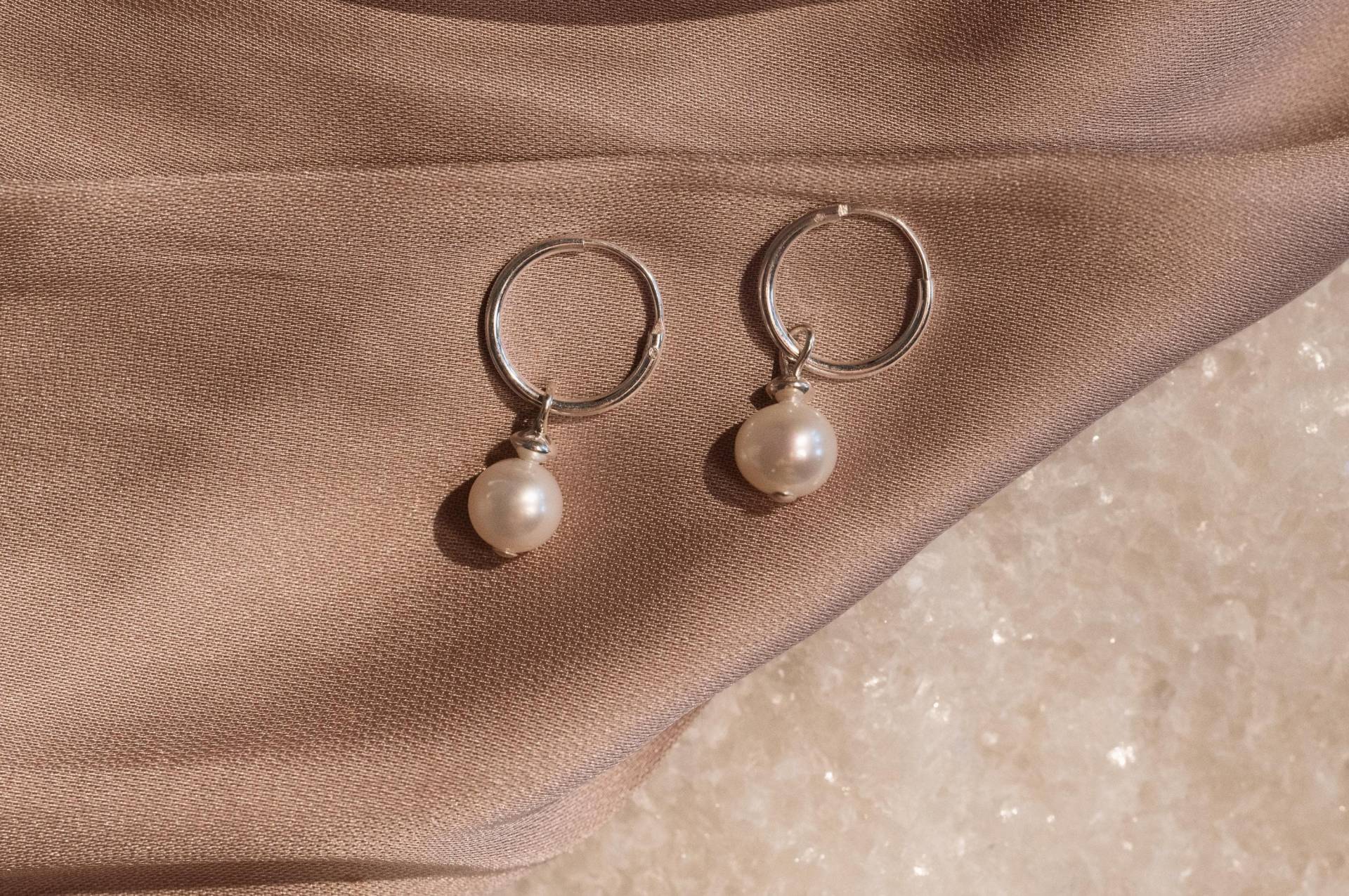 Perle Huggie Creolen - Sterling Silber Perle Huggie Creolen - Sterling Silber von GemsandJuniper