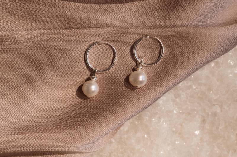 Perle Huggie Creolen - Sterling Silber von GemsandJuniper