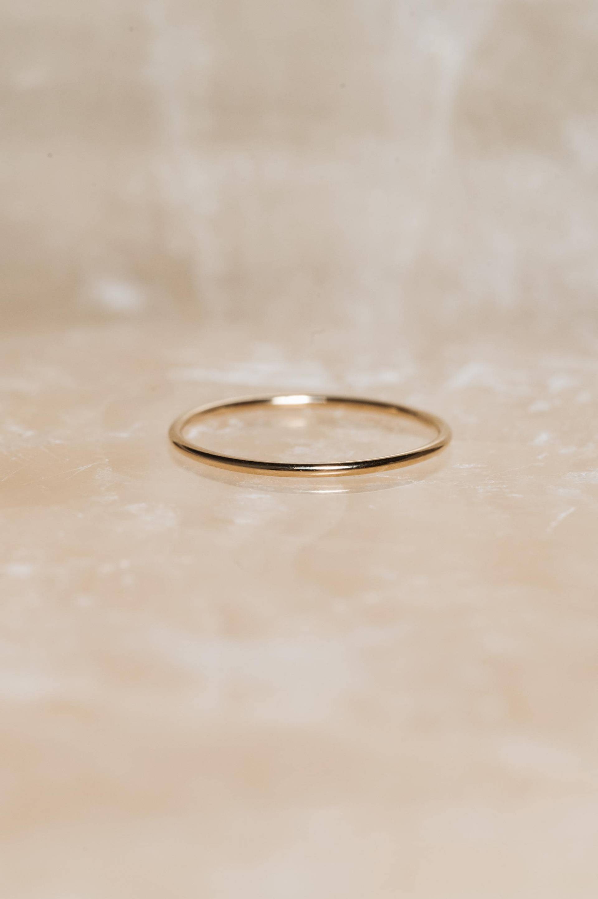 Schlichter Ring - 14K Gold Filled Schlichter Ring - 14K Gold Filled von GemsandJuniper