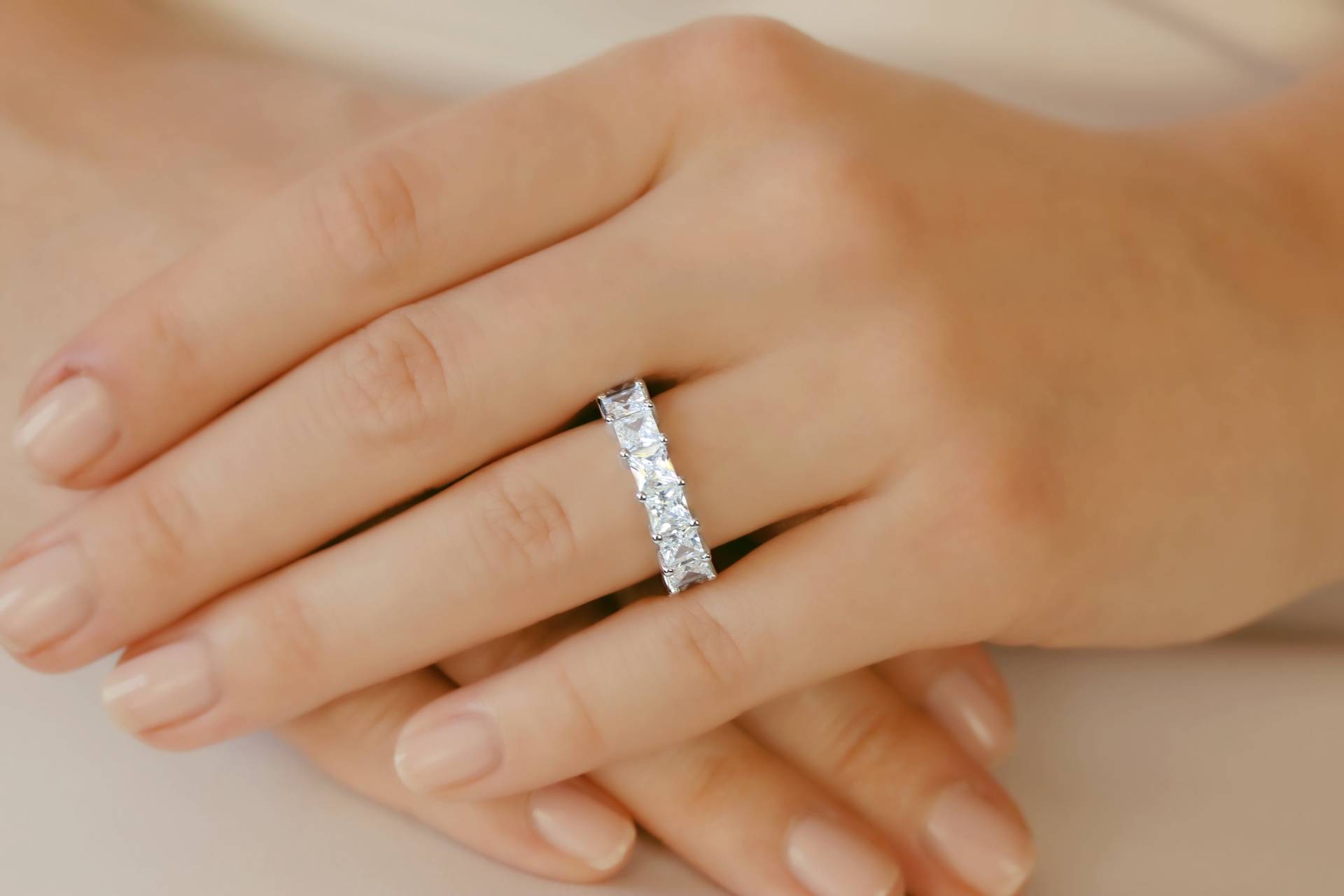 Frauen Eternity Band | Princess Cut Full Eternity Ring Verlobungsgold Ring Weißer Diamant Frauen Versprechen Valentinstag Geschenk von GemsandKarats