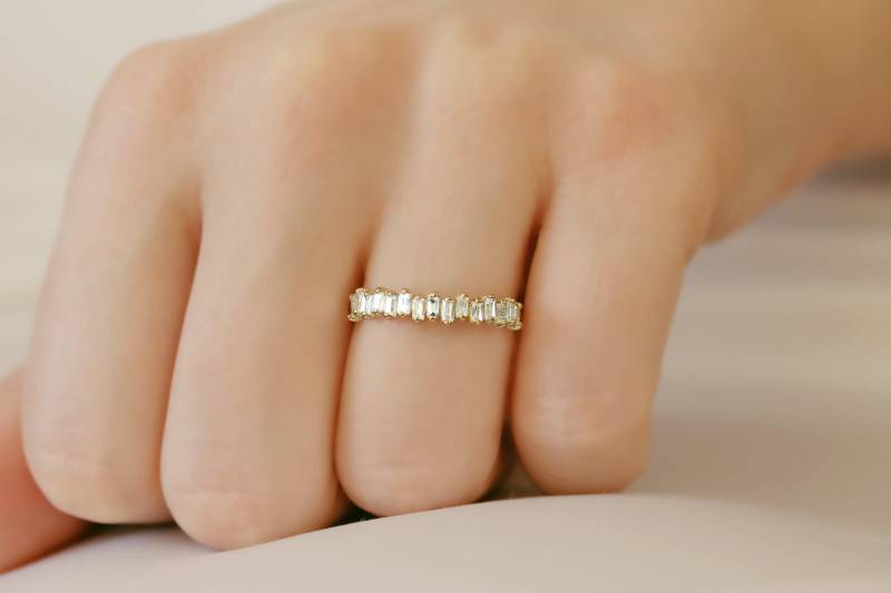 Halb Ewigkeit Ringe | Zierliche Eternity Moissanit Baguette Vergoldeter Ring Weißgold Ringe Frauen Ehering Einzigartige Goldringe von GemsandKarats