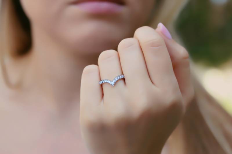 Hochzeitsring - Chevron | V-Förmiger Simulierter Diamant-Verlobungsring Echte Diamant 14K Gold Ring Band Eternity Ehering von GemsandKarats
