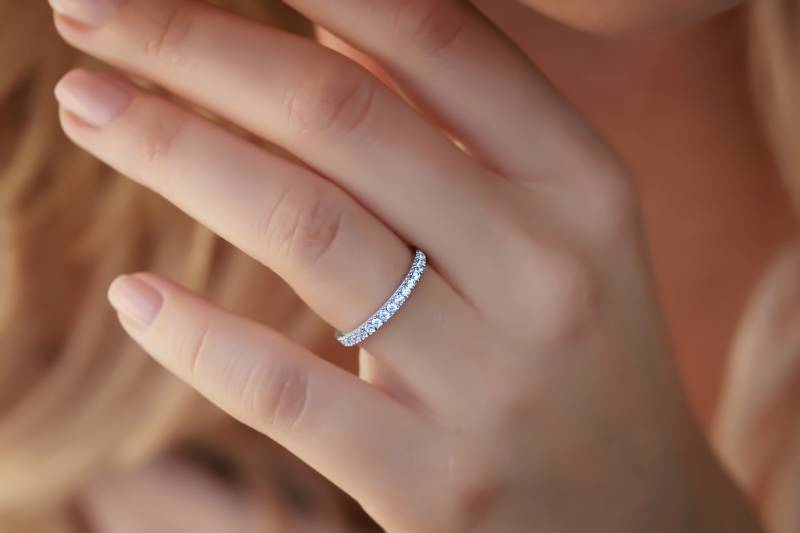 Damen Halbe Ewigkeit Ehering, 14K Weißgold, Stapelring, Stapelbarer Band, Jubiläumsring, Moissanite Ehering von GemsandKarats