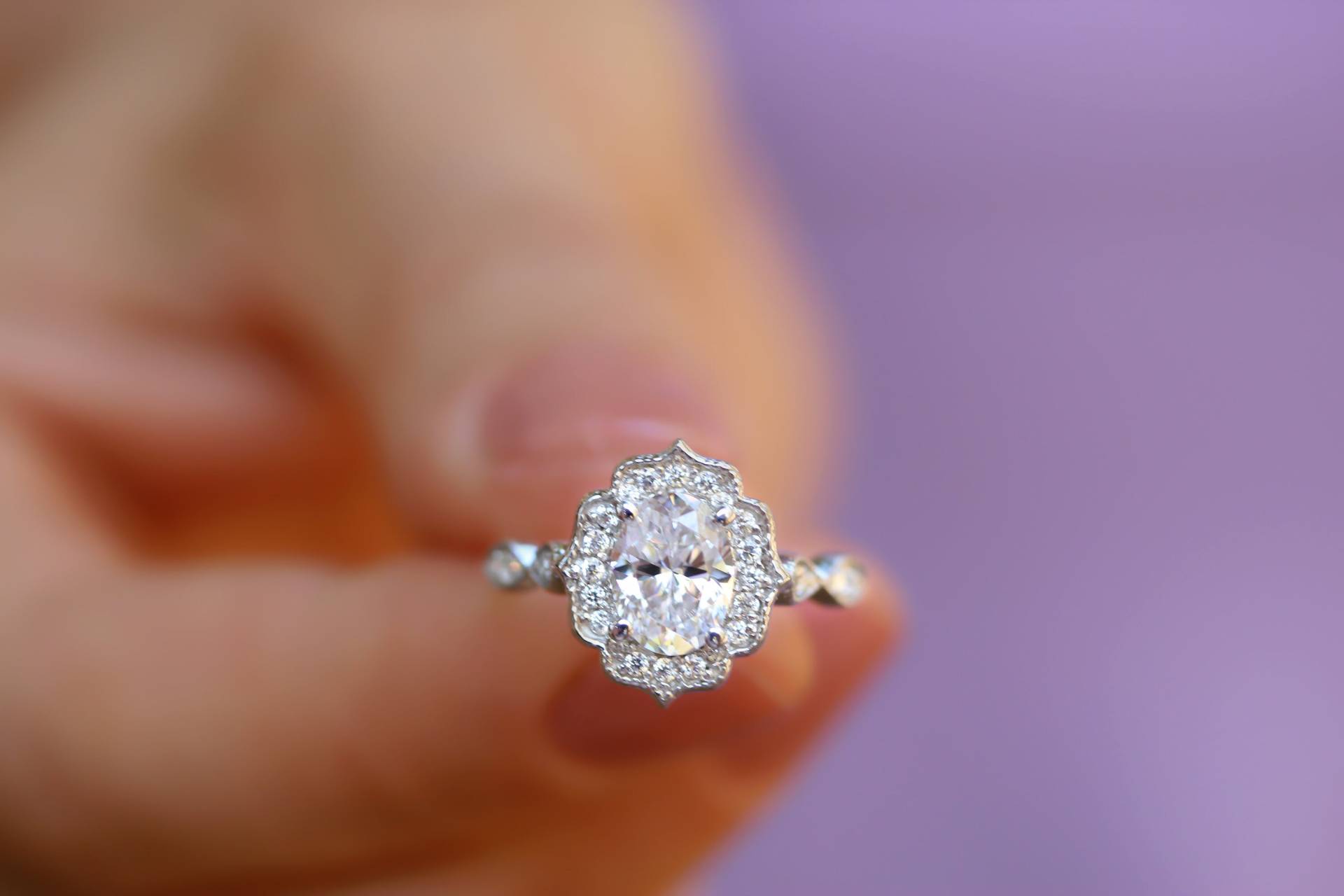 Moissanite Verlobungsring, 14K Gold Halo Ring, Eleganter Hochzeitsring, Einzigartiger Brautschmuck, Funkelnder Edelstein Ring von GemsandKarats