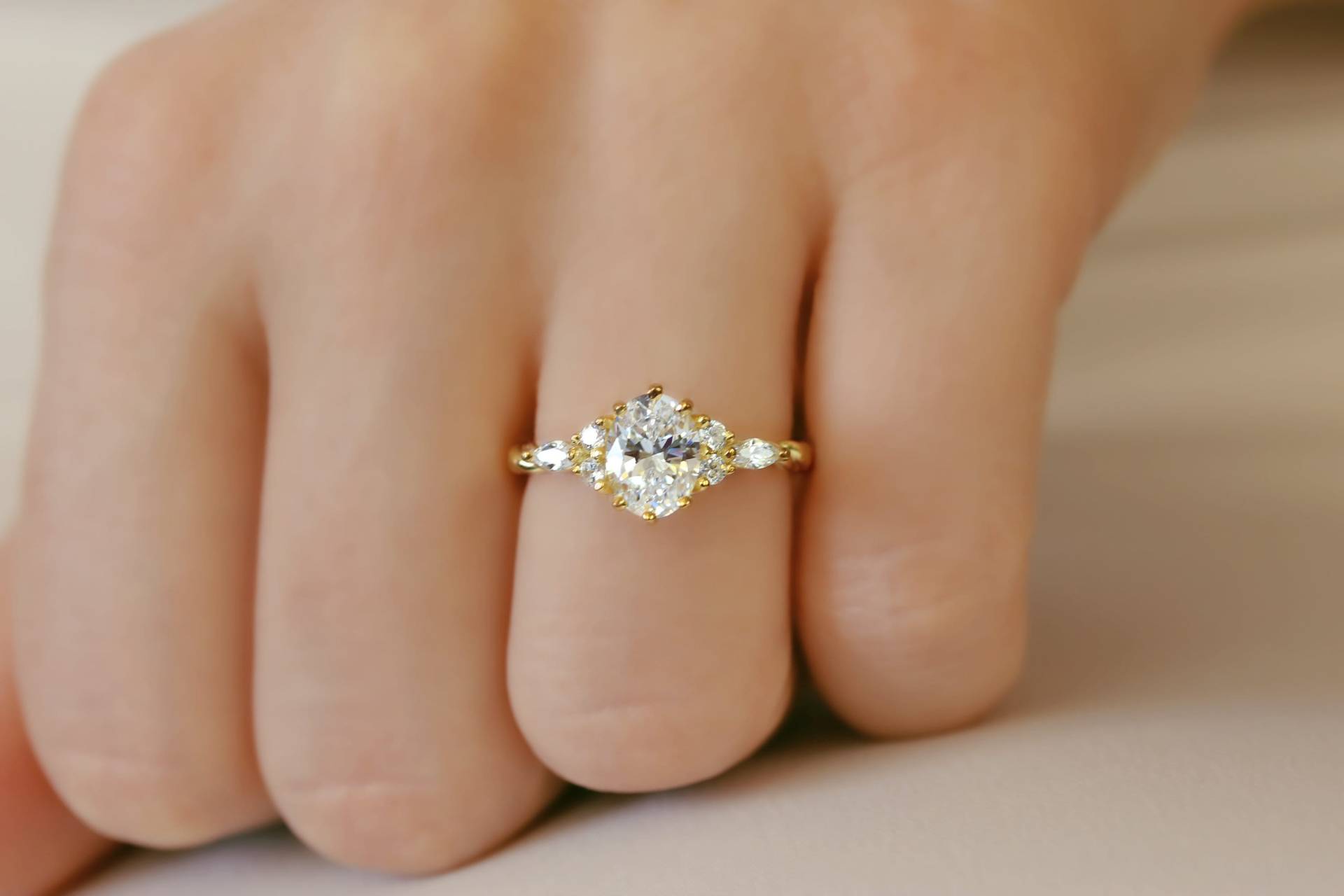 Ovaler Moissanit Ring | Moissanite 2 Ct Halo Diamant Goldring Oval Ehering Geschenk Für Verlobung 14K Gold Marquise Cluster Ring von GemsandKarats