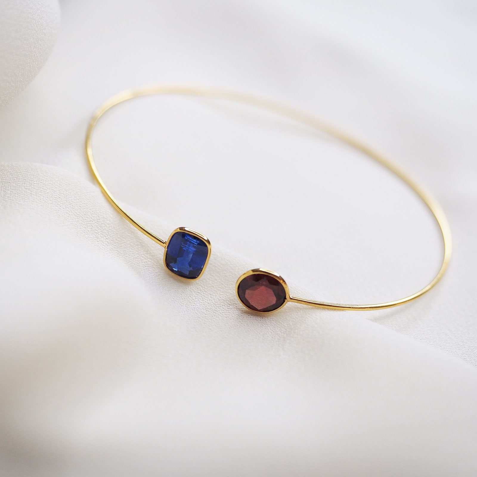14Kt Gold Blauer Saphir Granat Armreif Armband Lünette Offener Flexibler September Geburtsstein 14Kt Gold Blauer Saphir Granat Armreif Armband Lünette Offener Flexibler September Geburtsstein von GemsbyRajasthan