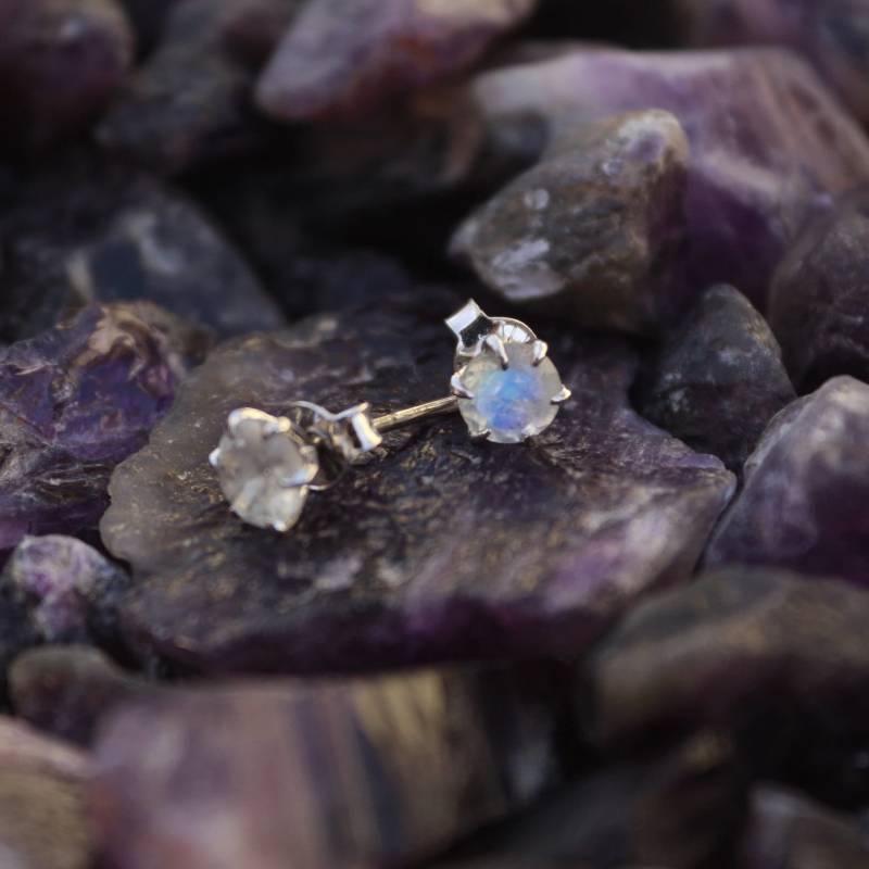 Handgemachtes Regenbogen Mondstein Sterling Silber Ohrstecker Paar, Ohrstecker, Minimal Handgemachtes Regenbogen Mondstein Sterling Silber Ohrstecker Paar, Ohrstecker, Minimal von GemshopByShanta
