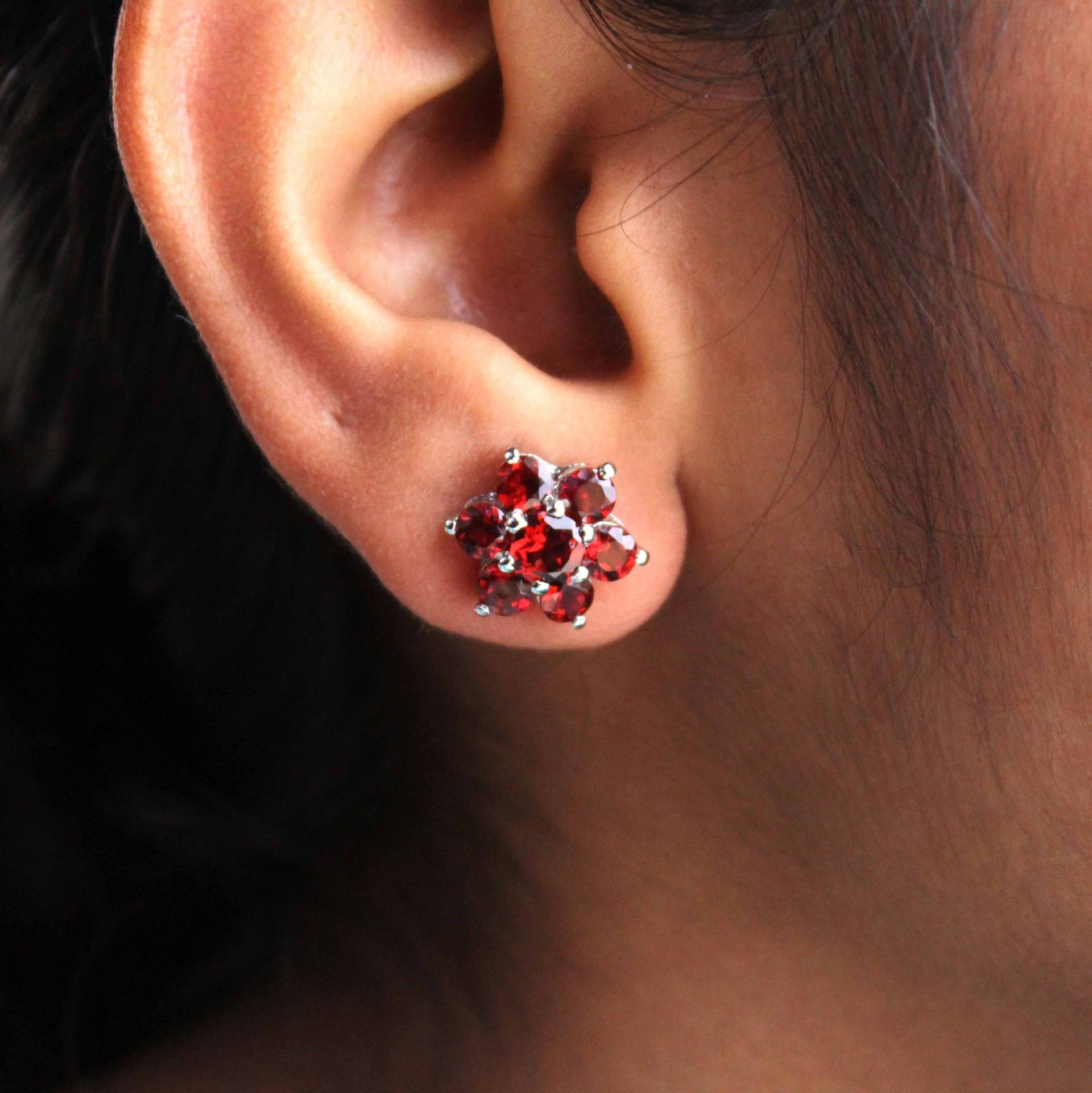 Blume Granat Ohrringe, Natürliche Rote Ohrstecker, Minimalist Kleine Statement Geschenk Für Sie, Tochter von GemsnMetals
