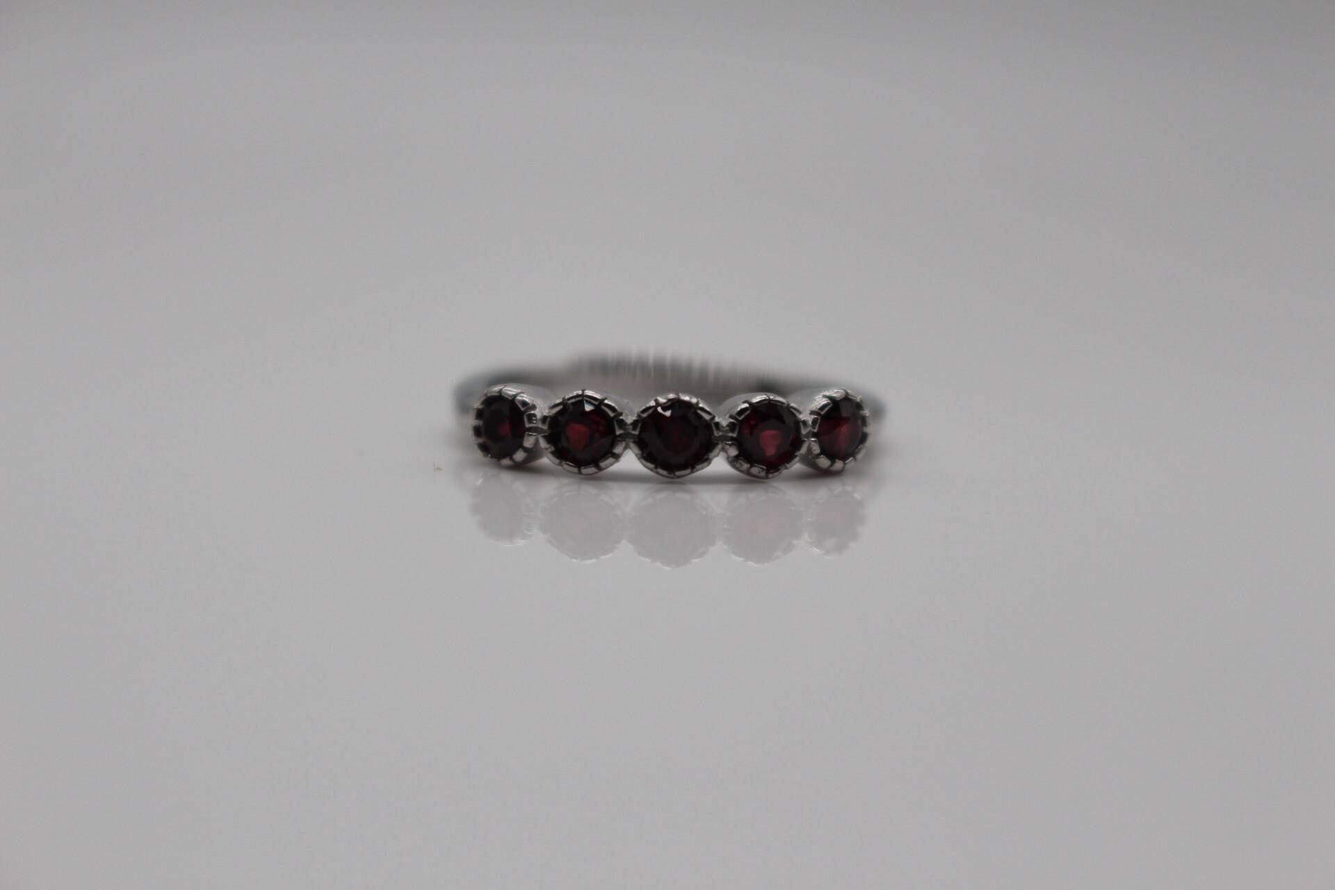 Granat Facettiert Statement-Ring Versilbert Verstellbare Größen Geschenkidee Granat Facettiert Statement-Ring Versilbert Verstellbare Größen Geschenkidee von GemsoShop