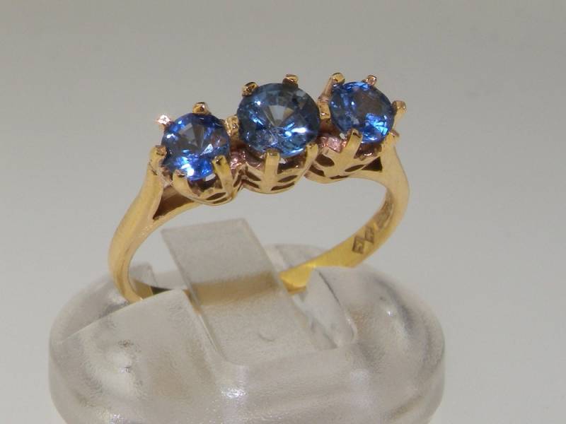Englisch 9K Gelbgold Ceylon Saphir Trilogy Ring - Made in England -Customize 14K, 18K Gold von GemsofLondon