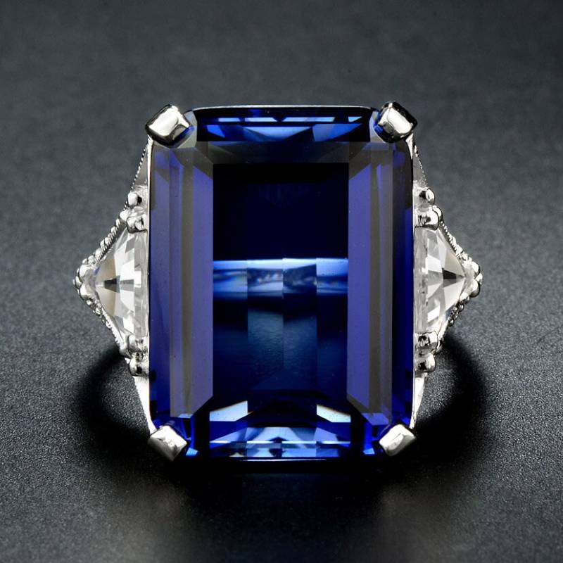 Maßgeschneiderte 9K Weißgold Large Lab Erstellte Blauer Saphir, Trillion Cut Weiße Saphire Und Akzent Cz Steine von GemsofLondon