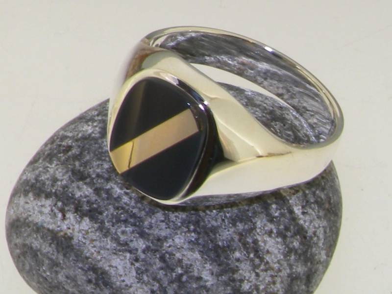 Sterling Silber Kissenschliff Onyx Gold Siegelring | Herren Streifen von GemsofLondon