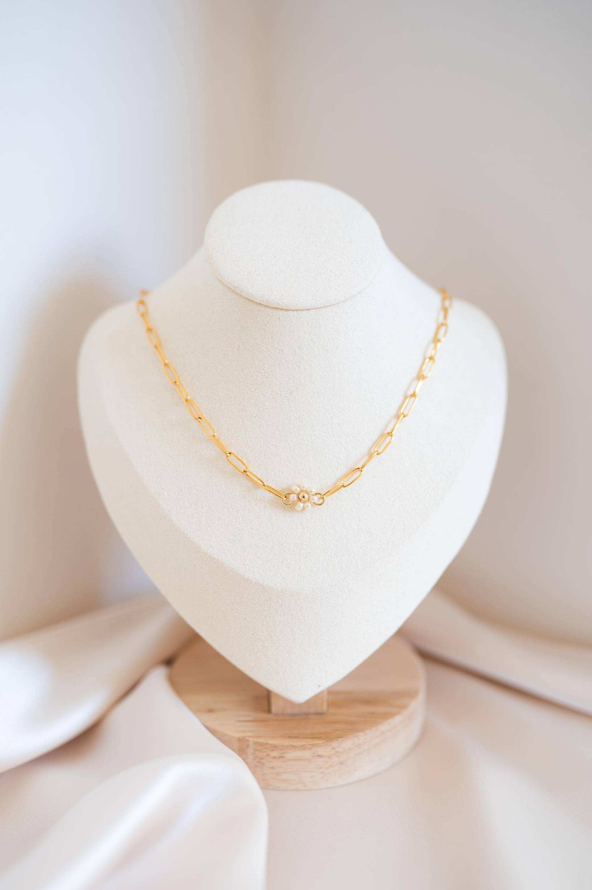 Blümchenkette | Halskette Beige Handgemachte Kette Gold Gliederkette Geschenk Für Sie Gift For Her Mama Blümchenkette | Halskette Beige Handgemachte Kette Gold Gliederkette Geschenk Für Sie Gift For Her Mama von GemsofMay