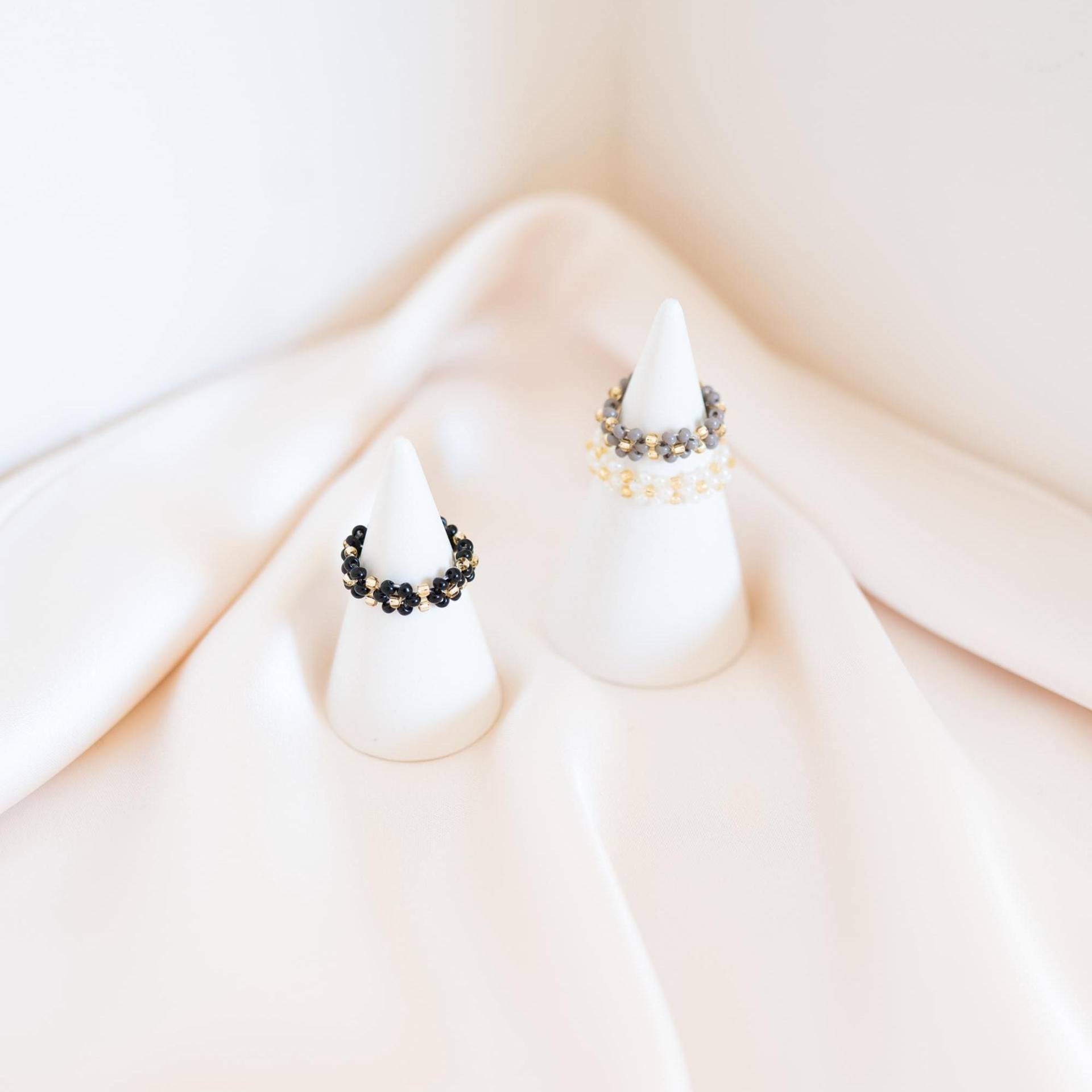Blümchenring Weiß Grau Schwarz | Handgemachter Ring Gold Perlenring Mit Blümchen Geschenk Für Sie Gift For Her Blümchenring Weiß Grau Schwarz | Handgemachter Ring Gold Perlenring Mit Blümchen Geschenk Für Sie Gift For Her von GemsofMay